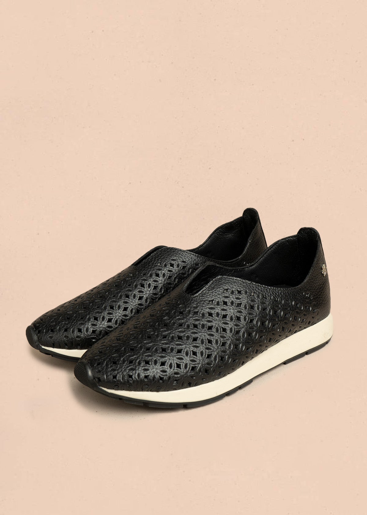 Zapatos cerrados de cuero color negro con patrón troquelado 106467