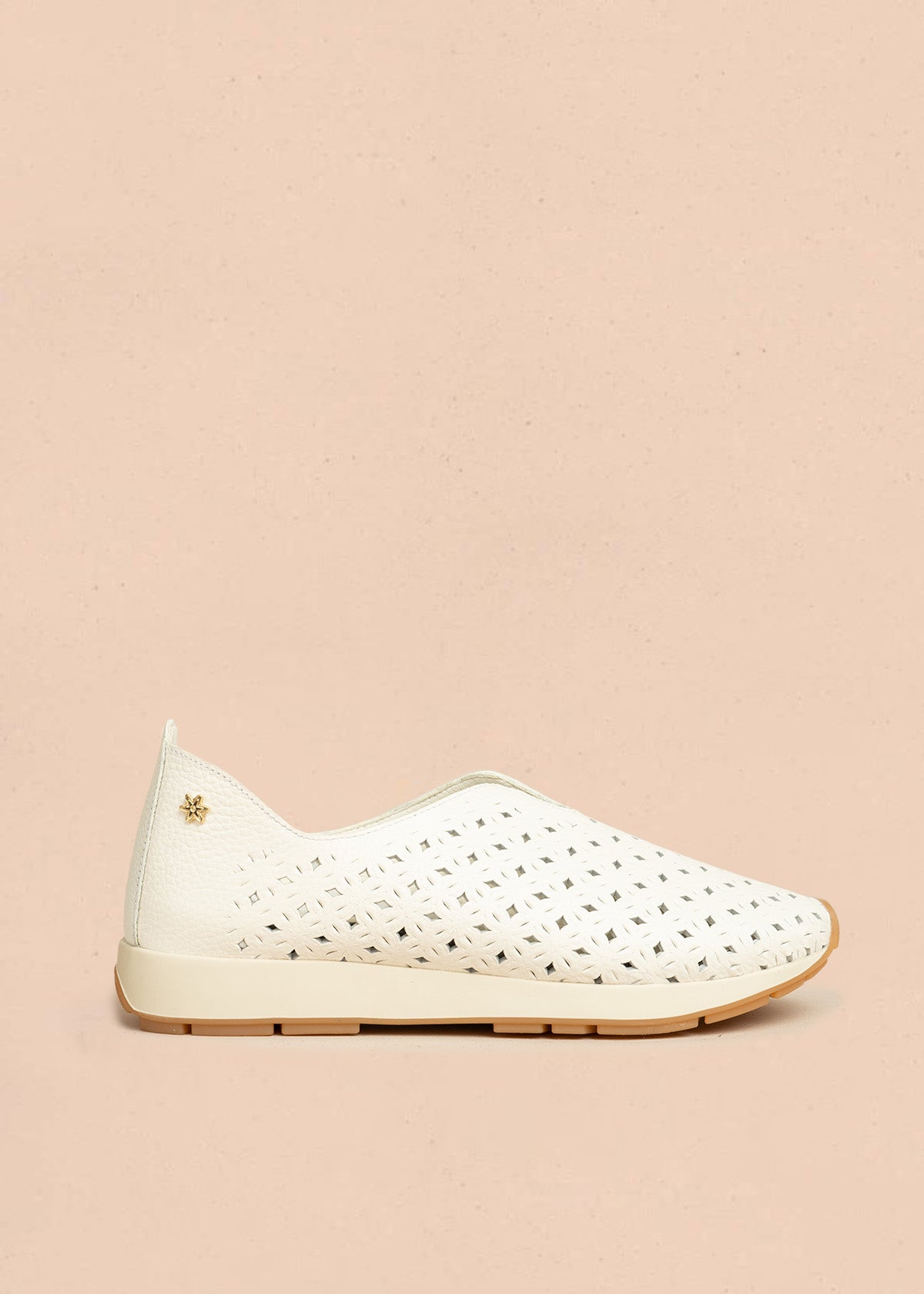 Zapatos cerrados de cuero color talco con patrón troquelado 106467