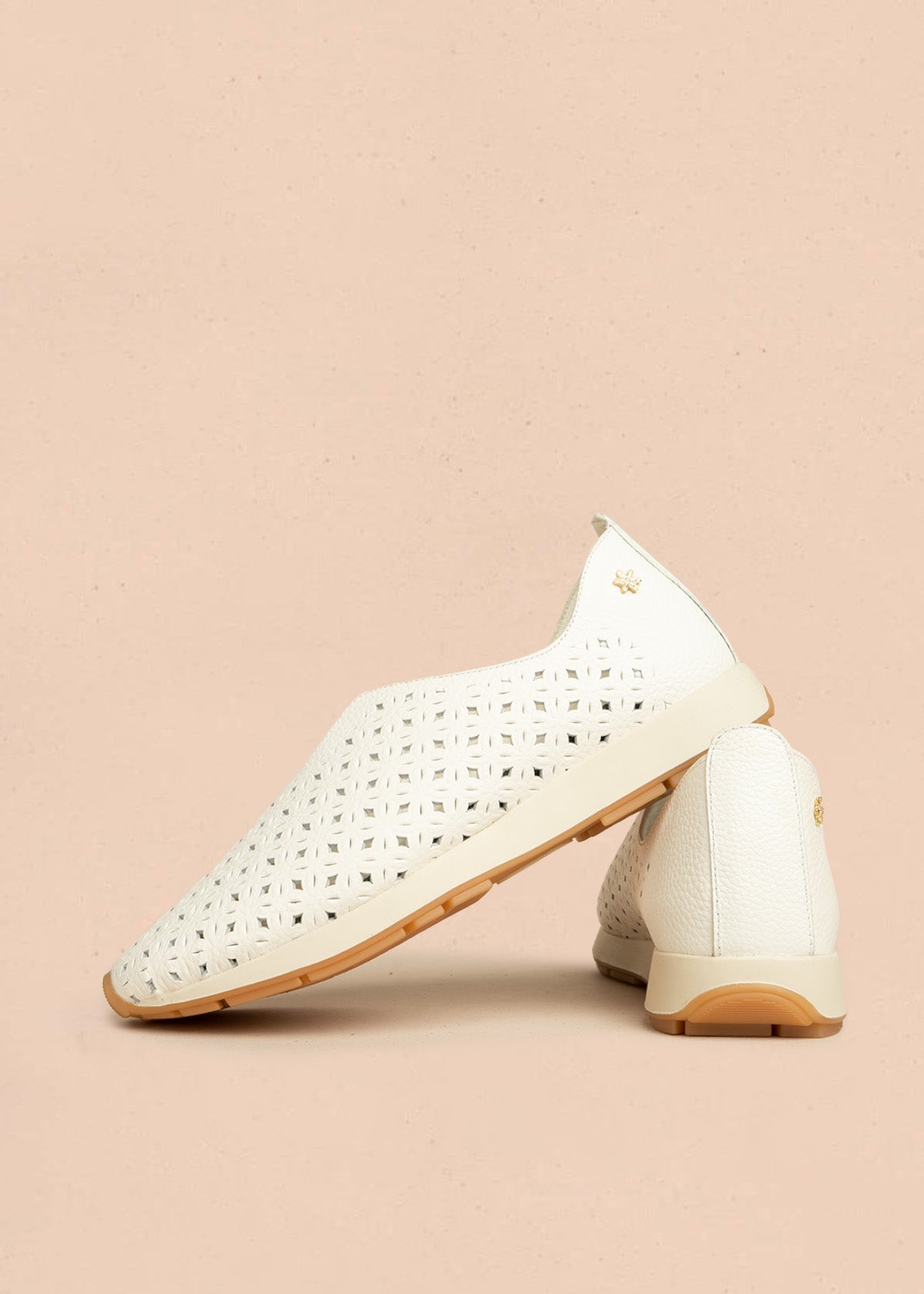 Zapatos cerrados de cuero color talco con patrón troquelado 106467