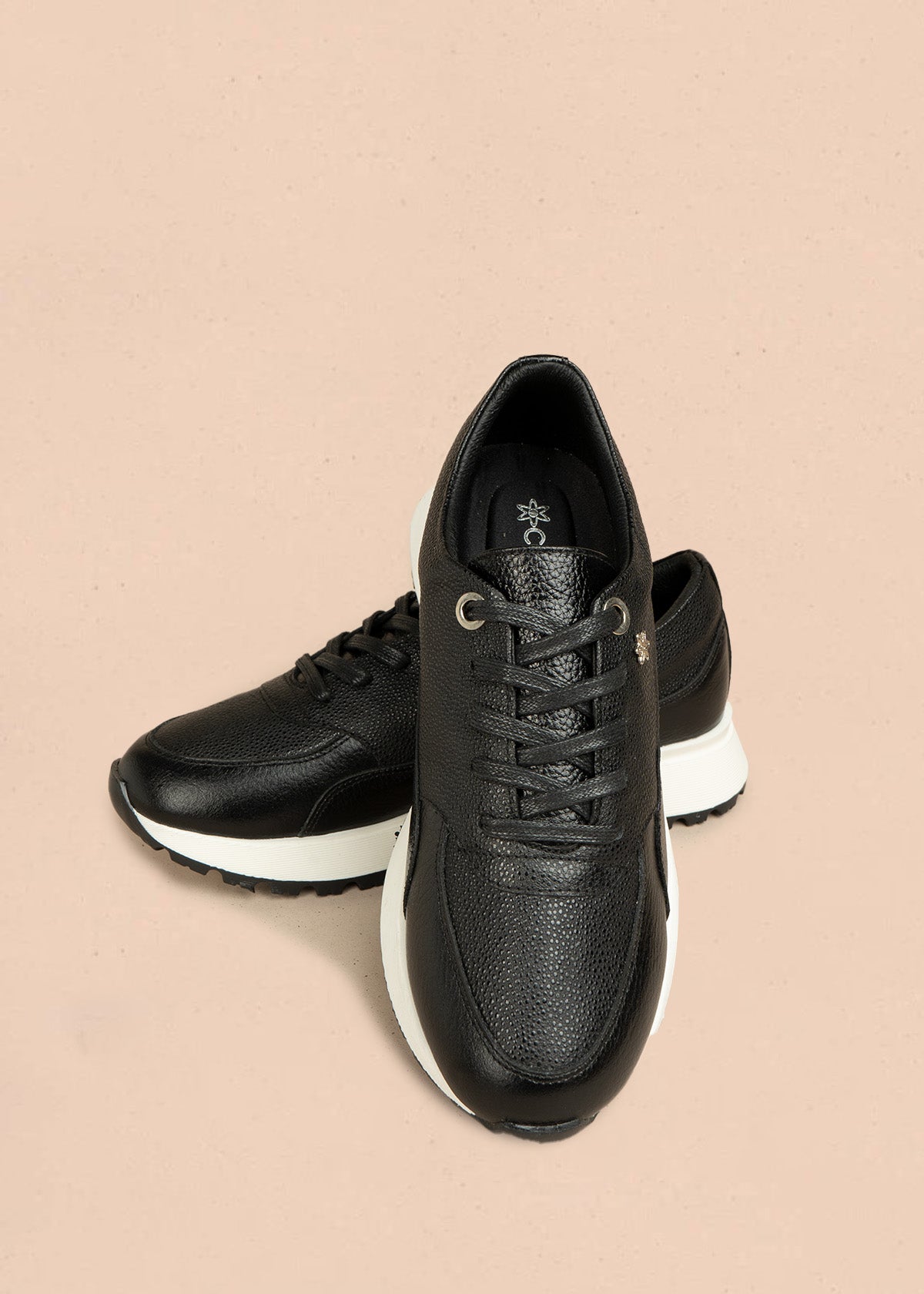 Tenis casuales de cuero color negro 106468
