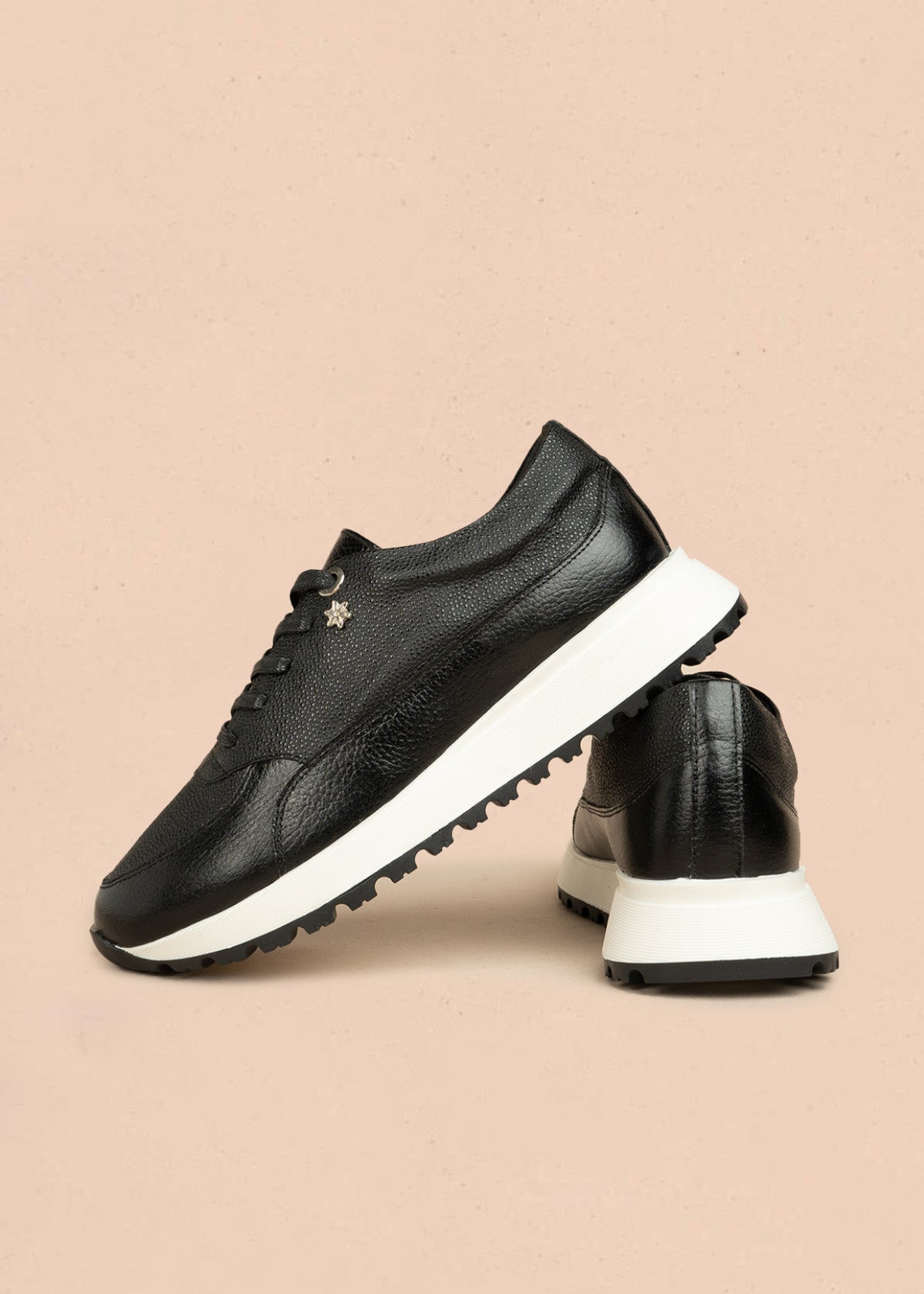 Tenis casuales de cuero color negro 106468