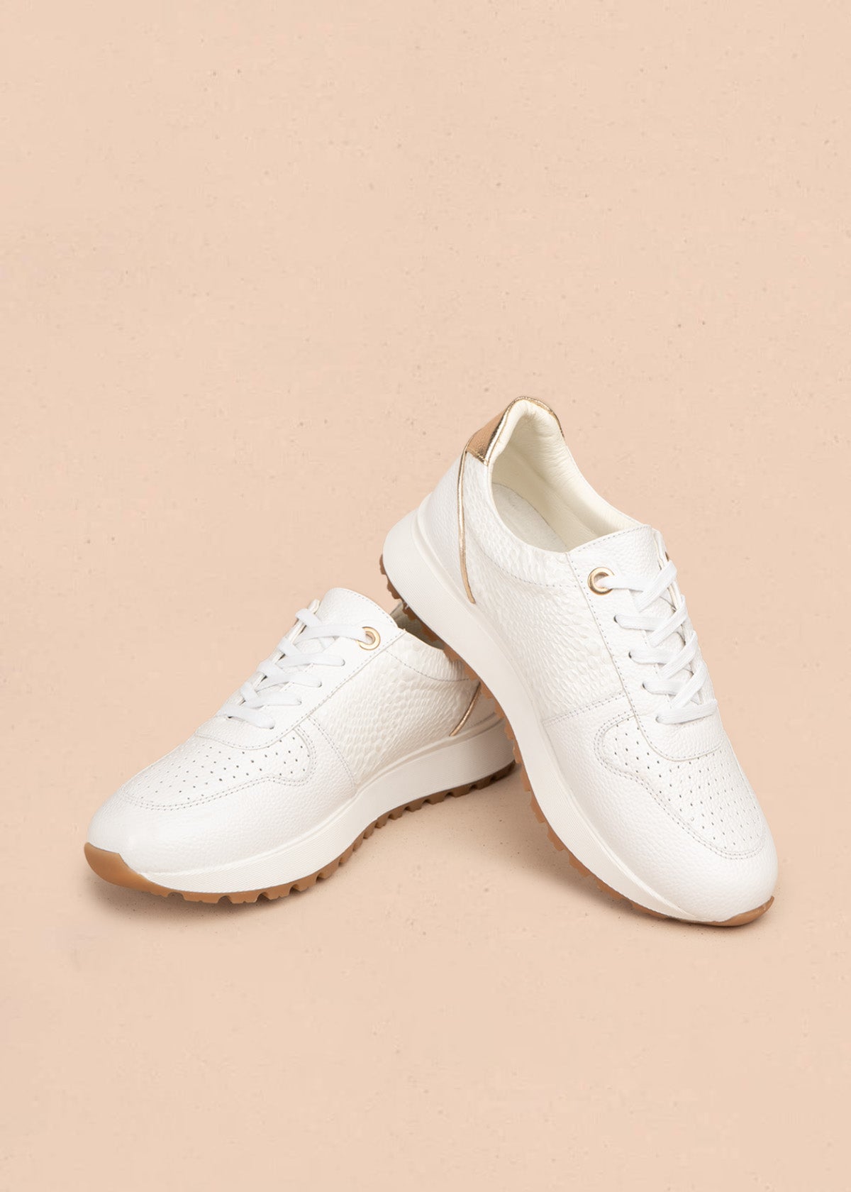Tenis deportivos de cuero color blanco con laterales textura tipo reptil 106469