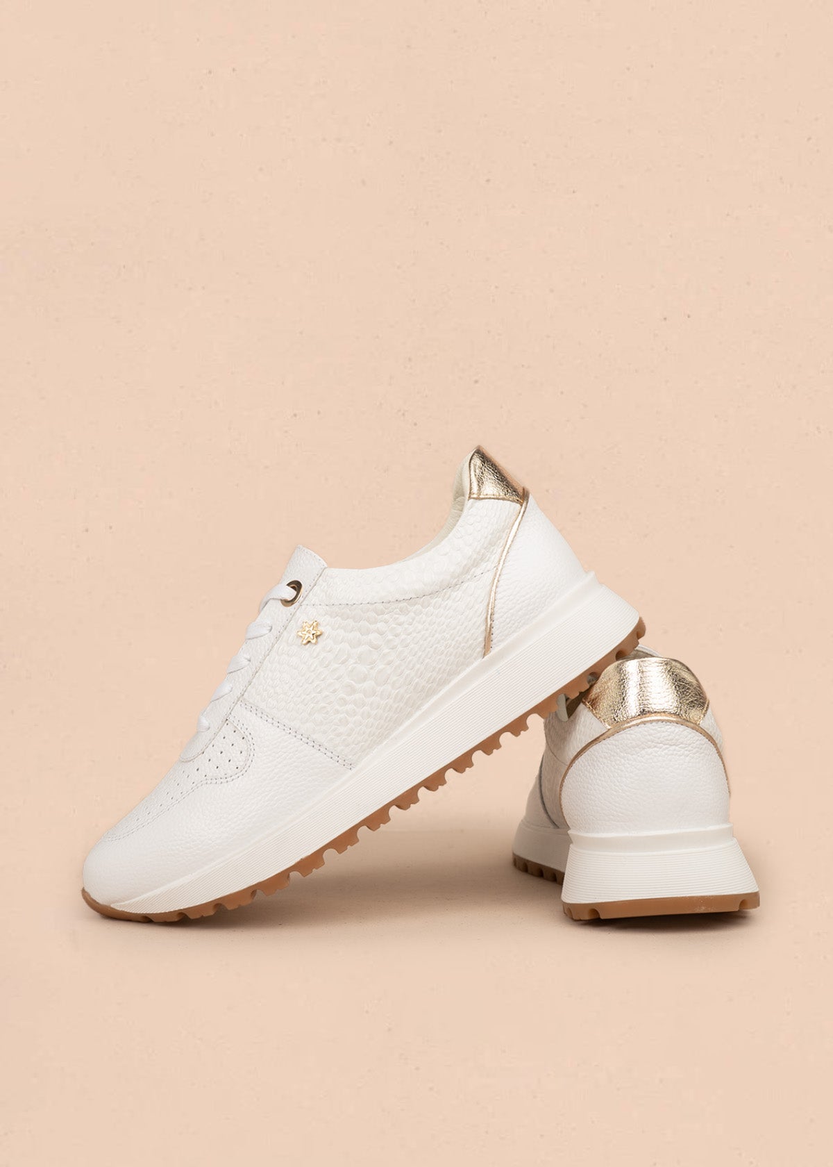 Tenis deportivos de cuero color blanco con laterales textura tipo reptil 106469