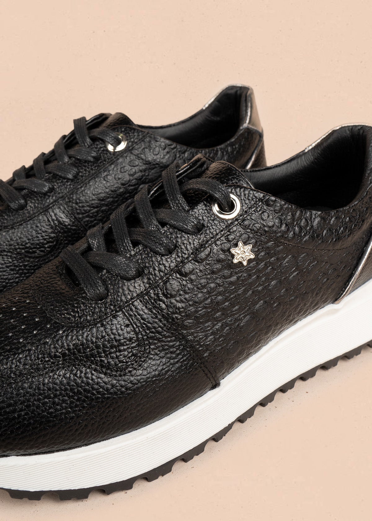 Tenis deportivos de cuero color negro con laterales textura tipo reptil 106469