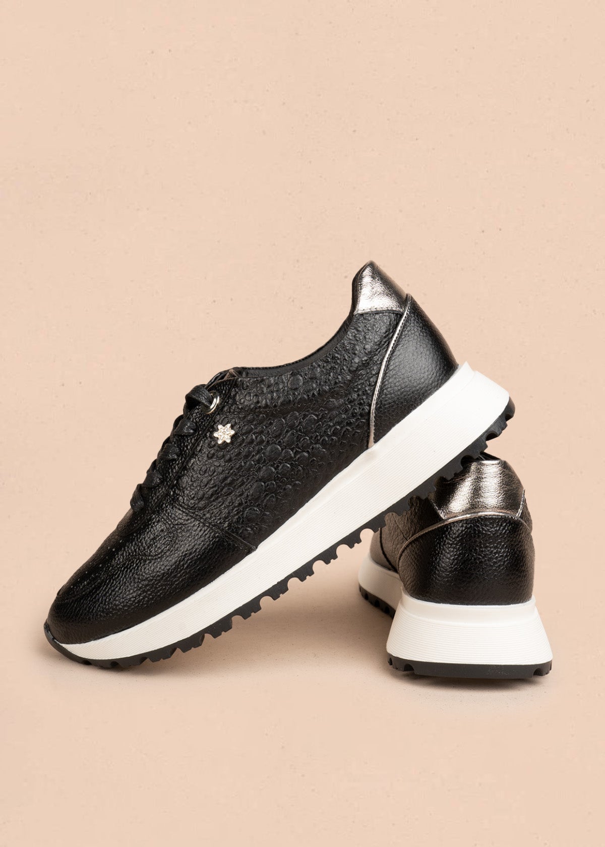 Tenis deportivos de cuero color negro con laterales textura tipo reptil 106469