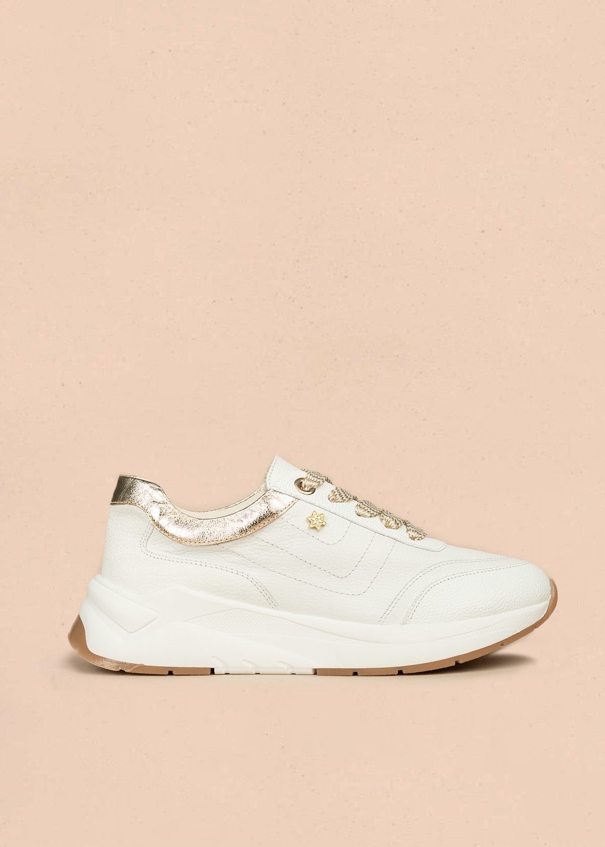 Tenis deportivos de cuero color blanco con bordes champaña 106470