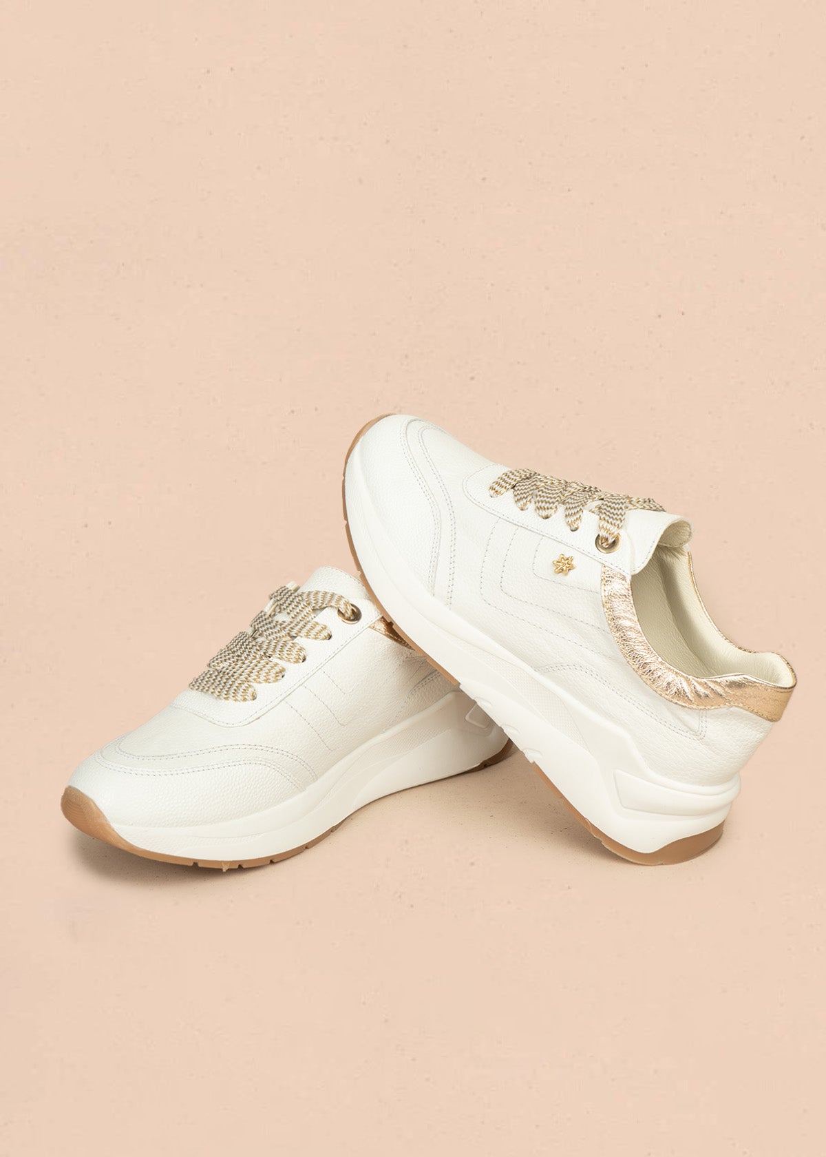 Tenis deportivos de cuero color blanco con bordes champaña 106470