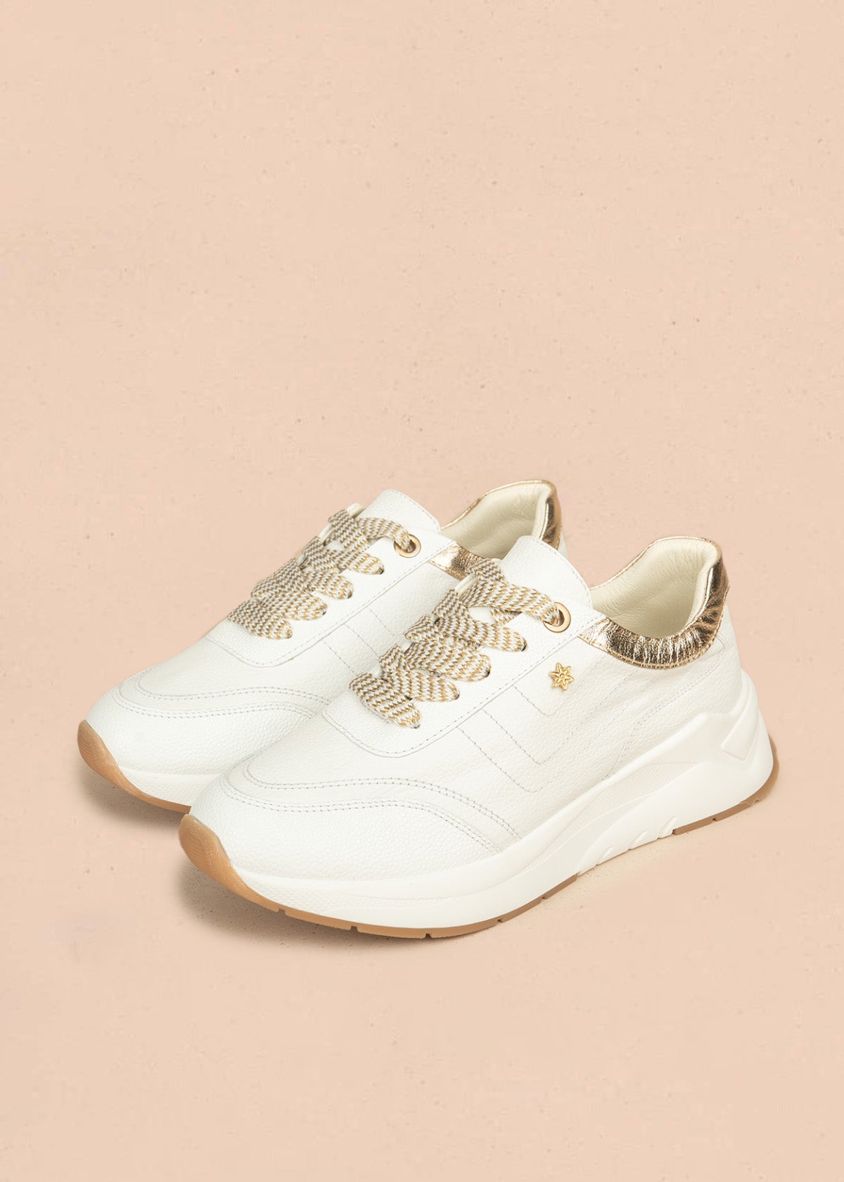 Tenis deportivos de cuero color blanco con bordes champaña 106470