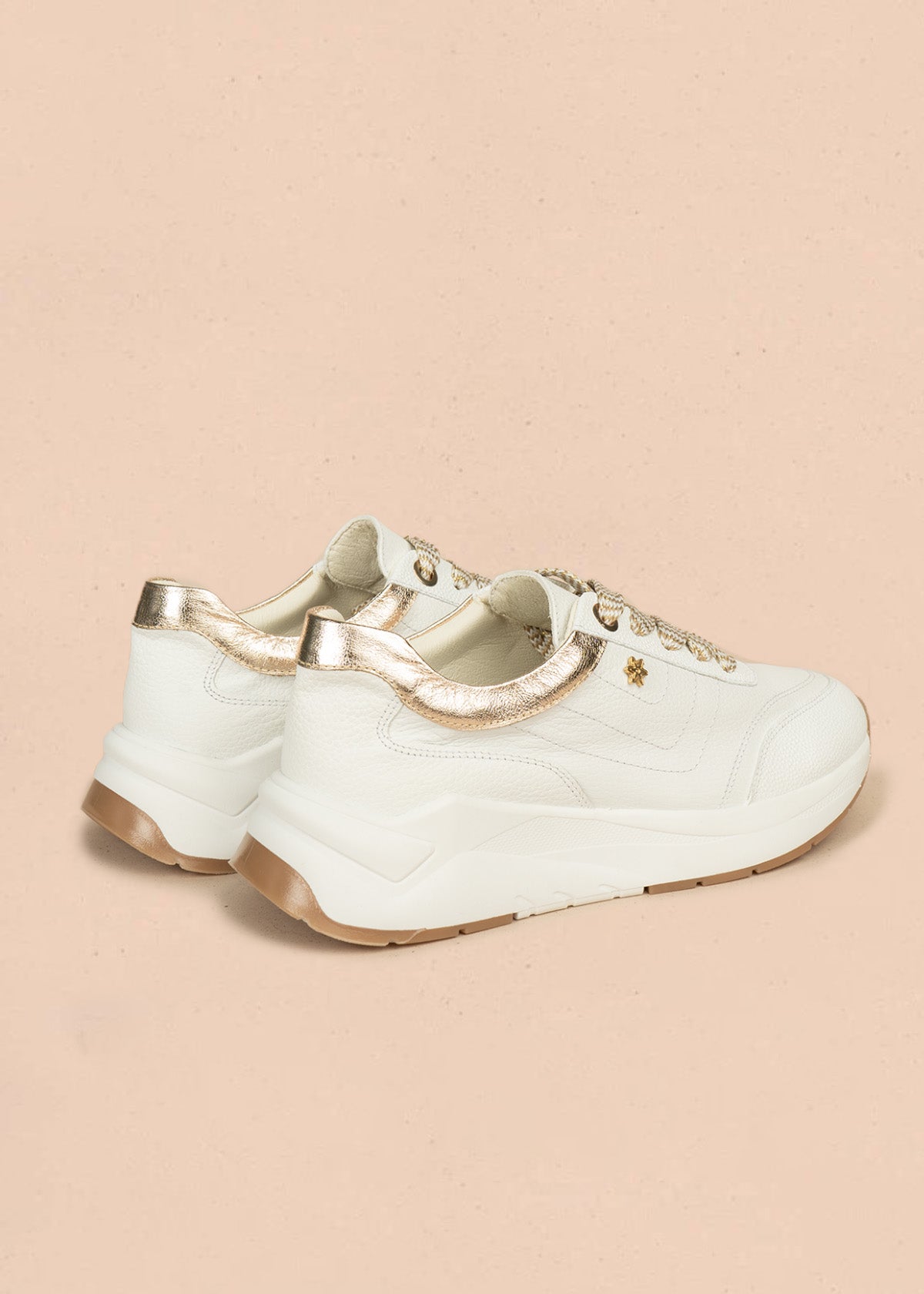 Tenis deportivos de cuero color blanco con bordes champaña 106470