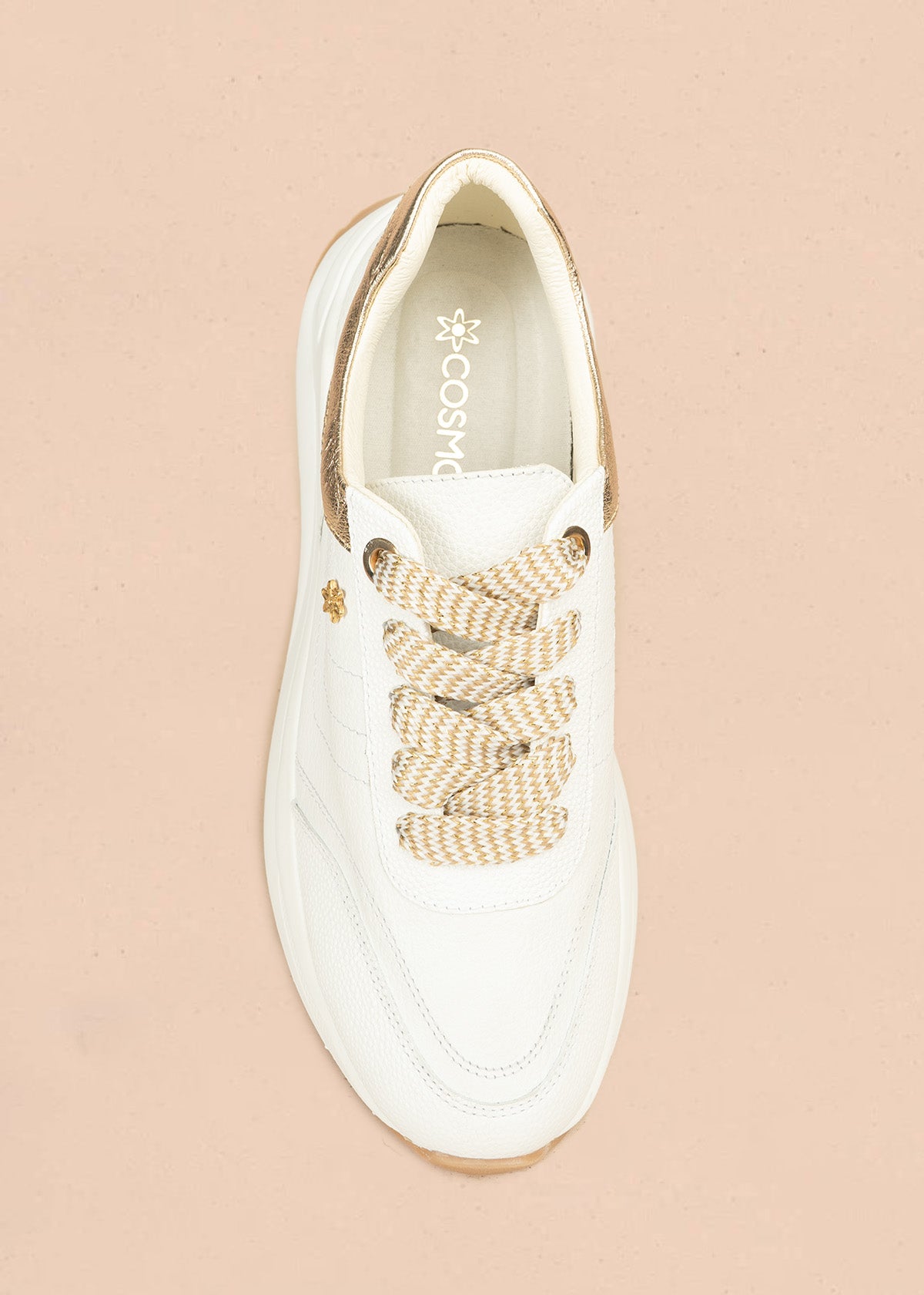 Tenis deportivos de cuero color blanco con bordes champaña 106470