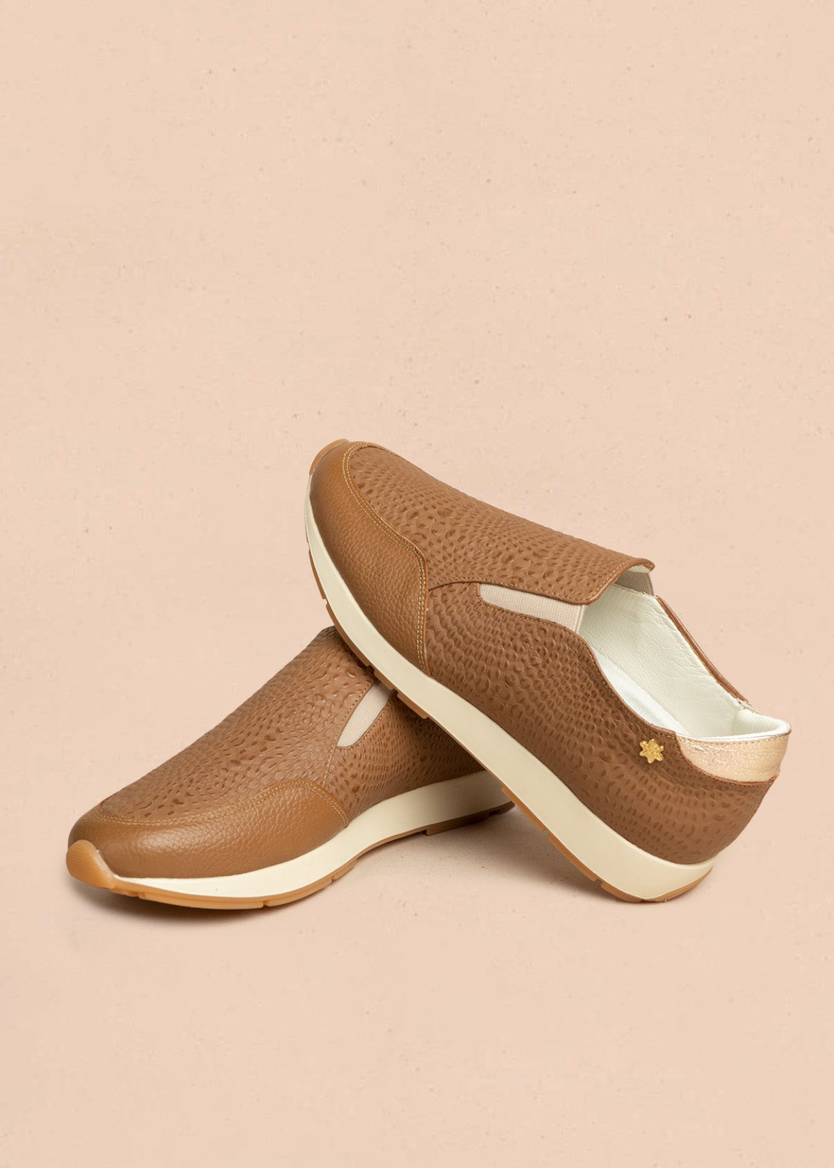 Zapatos cerrados de cuero color miel y textura croco 106471