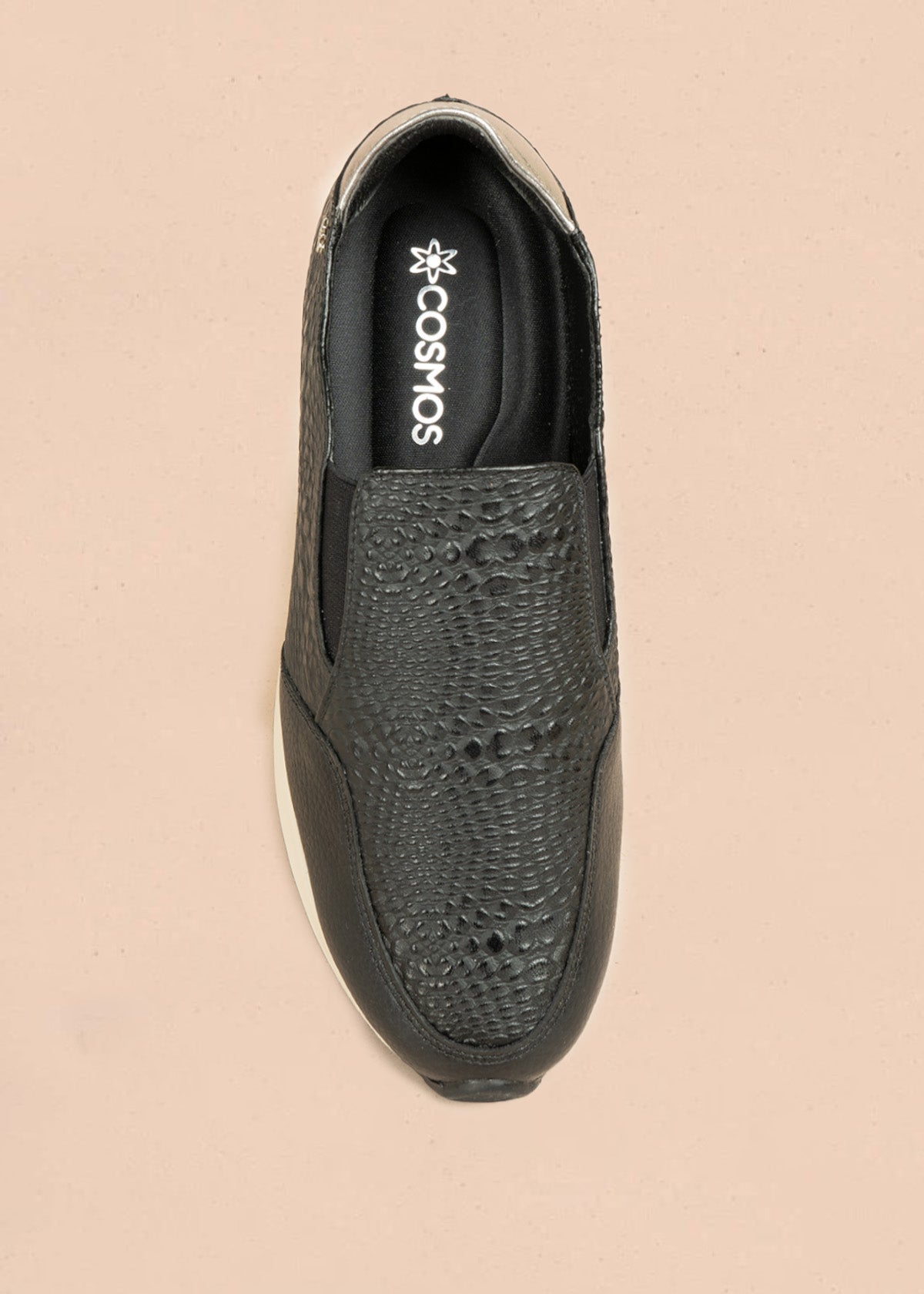 Zapatos cerrados de cuero color negro y textura croco 106471