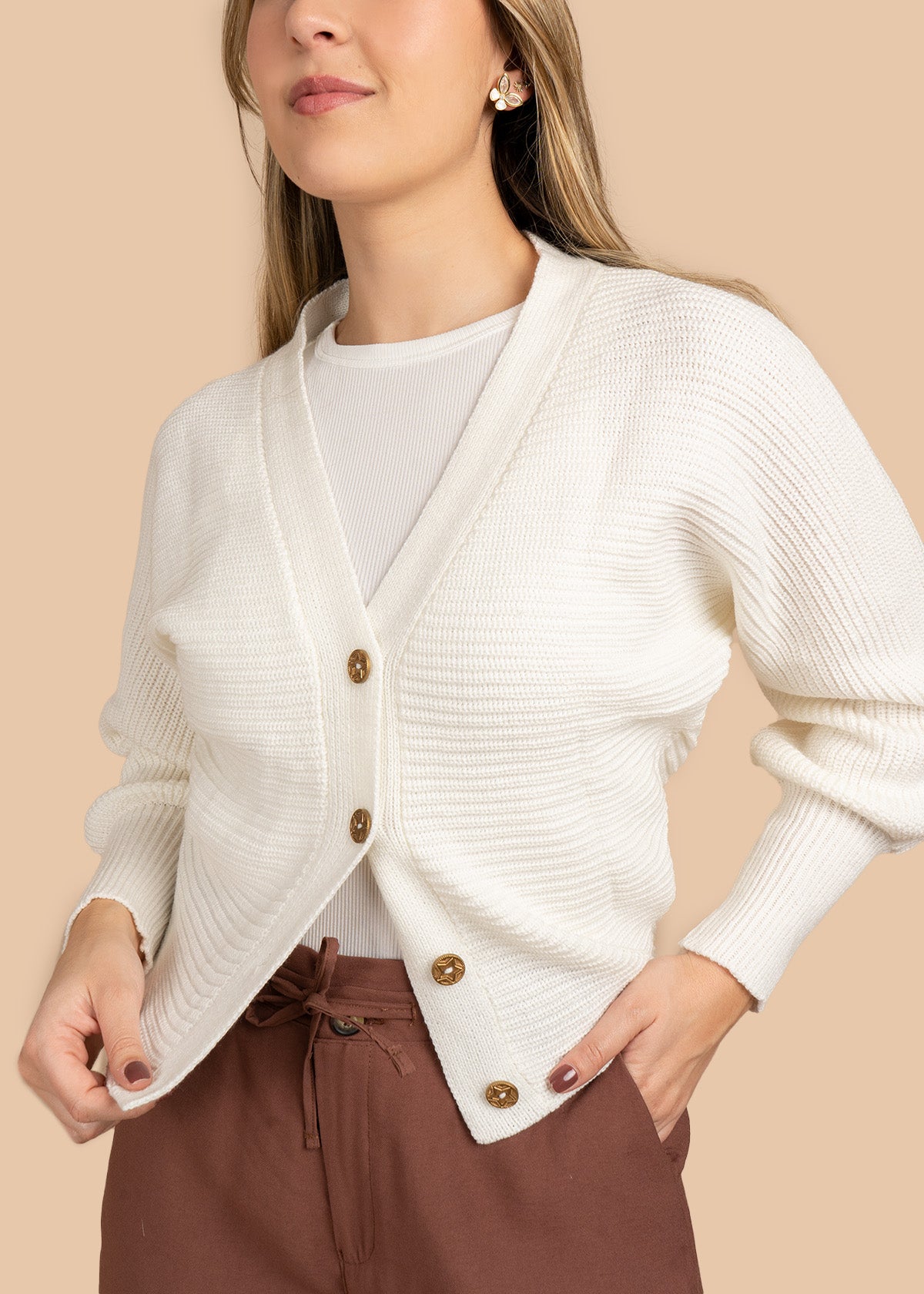 Buzo color blanco con botones frontales 106473