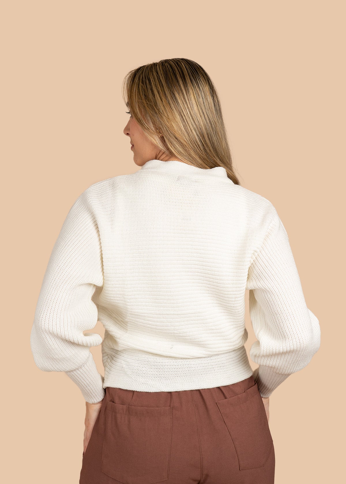 Buzo color blanco con botones frontales 106473