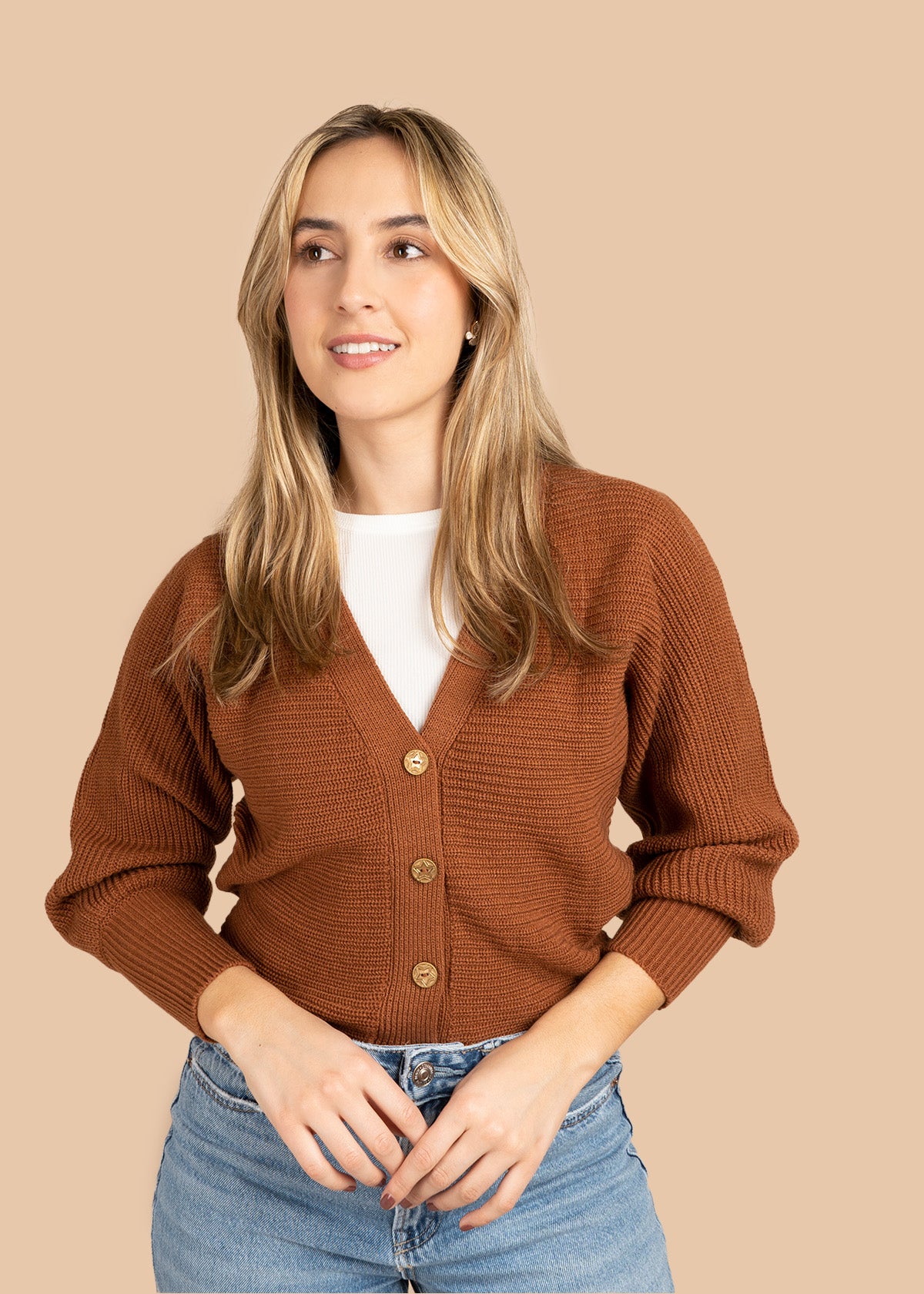 Buzo color camel con botones frontales 106473