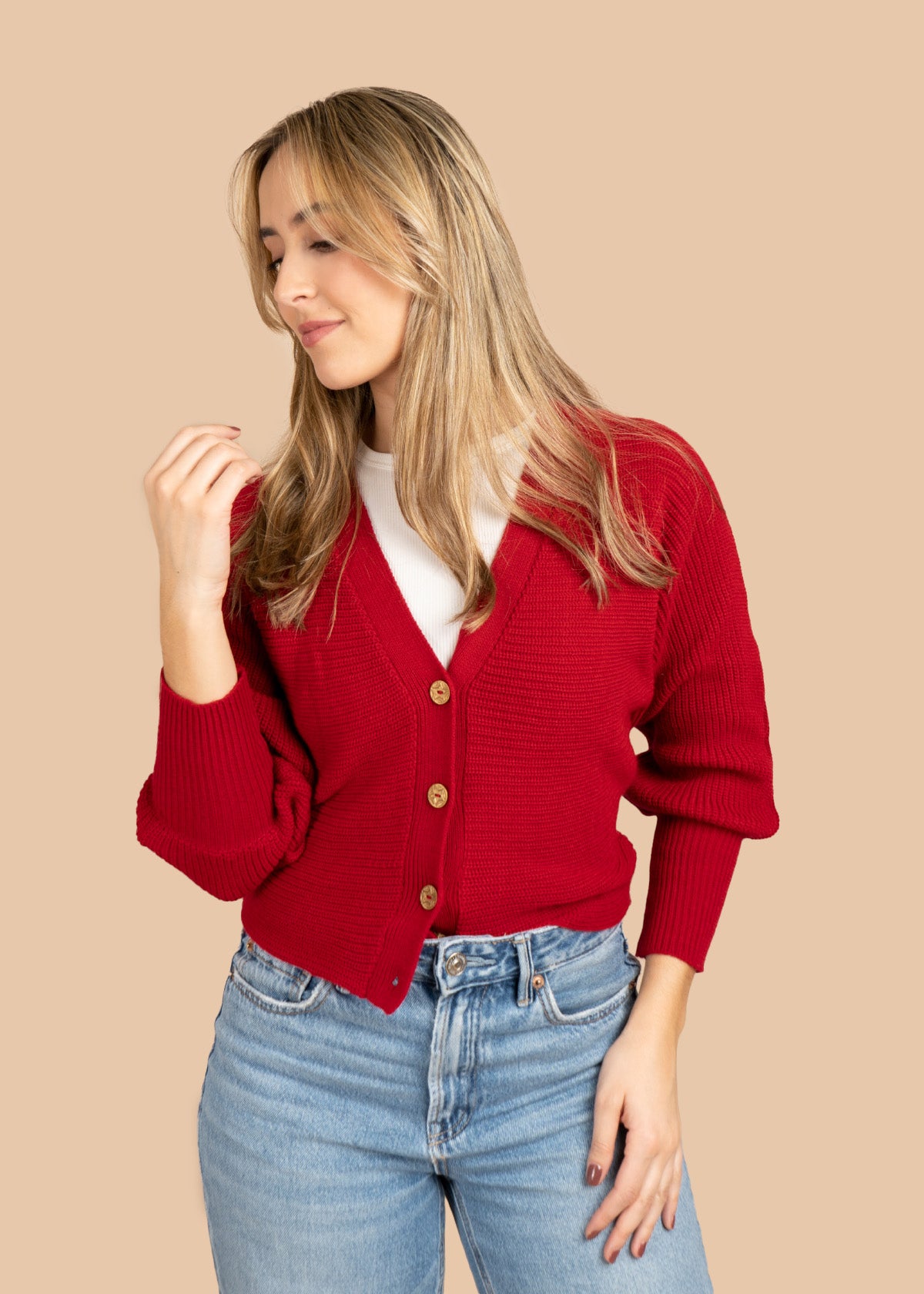 Buzo color rojo con botones frontales 106473