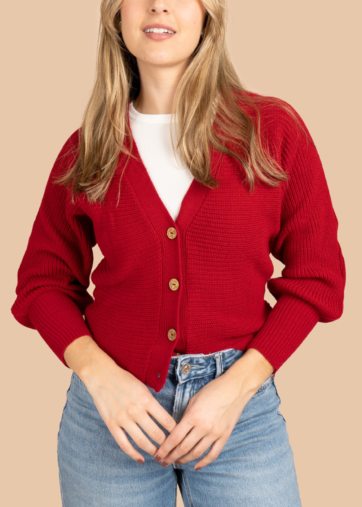 Buzo color rojo con botones frontales 106473