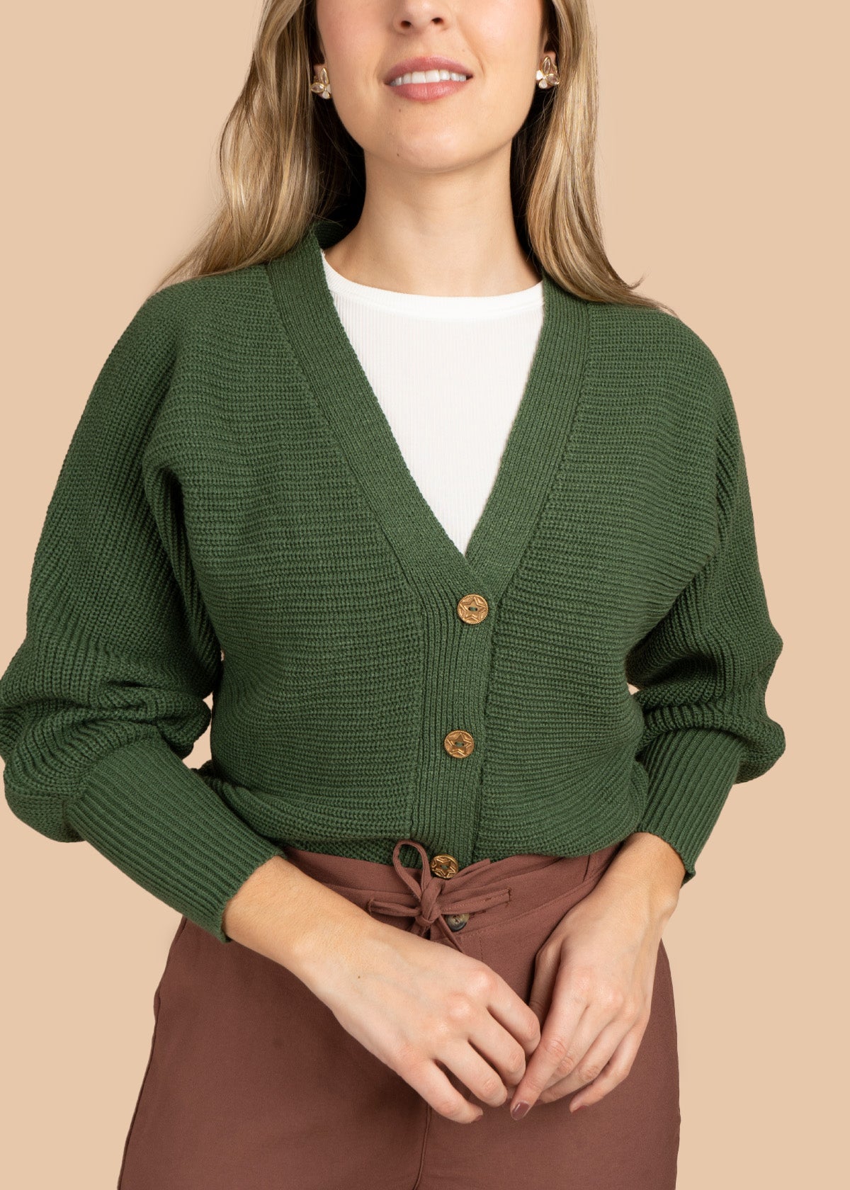 Buzo color verde con botones frontales 106473