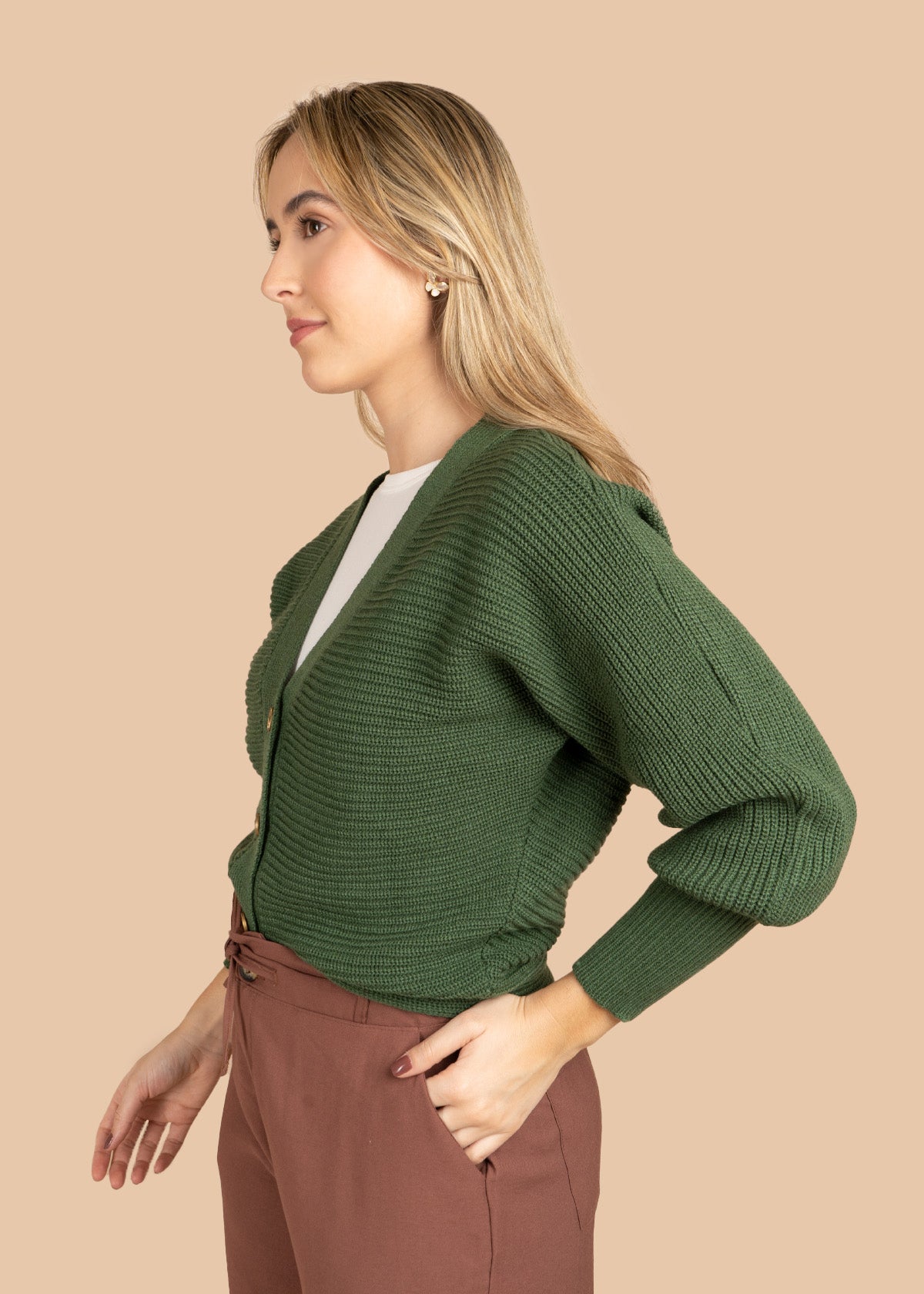 Buzo color verde con botones frontales 106473