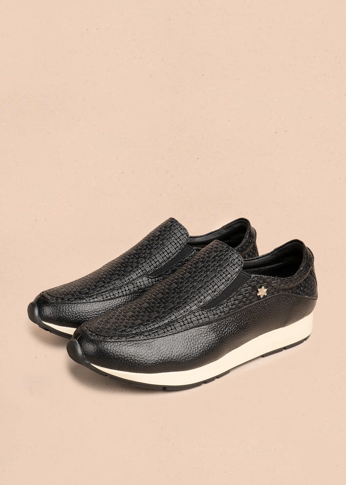 Zapatos cerrados en cuero color negro con texturizado 106474