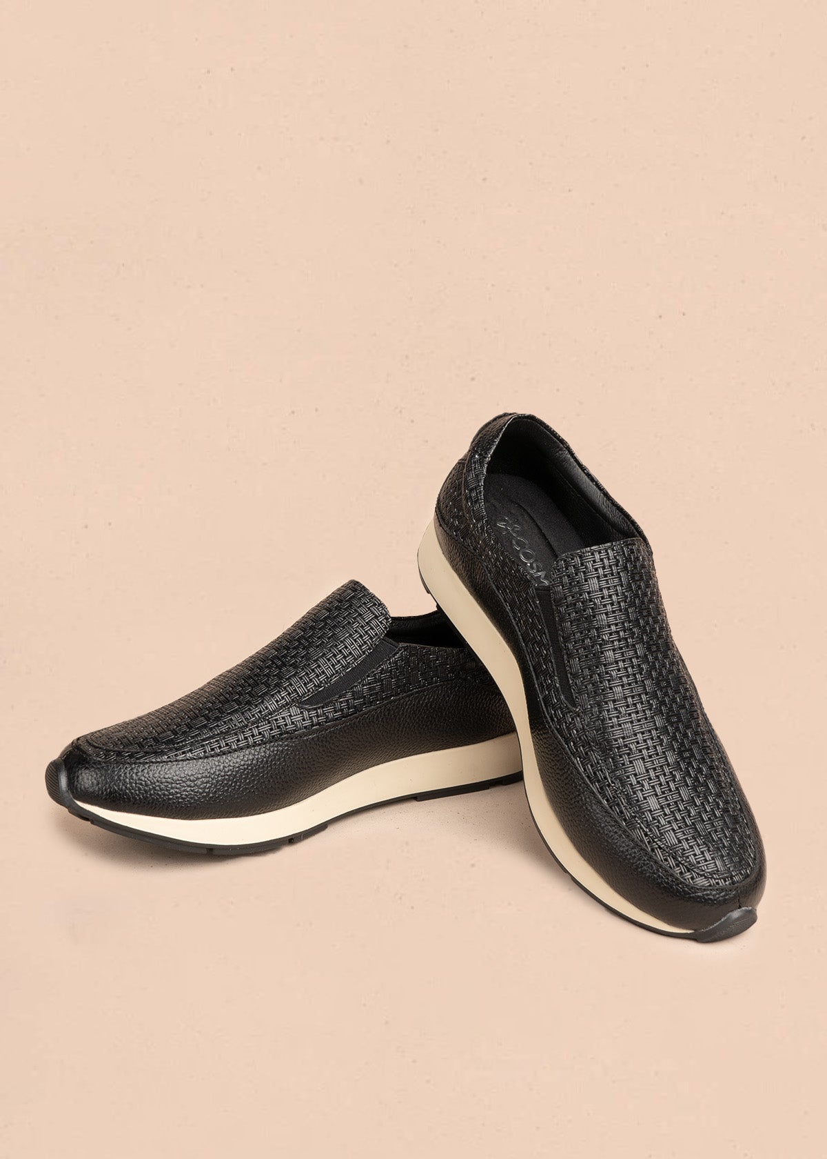 Zapatos cerrados en cuero color negro con texturizado 106474