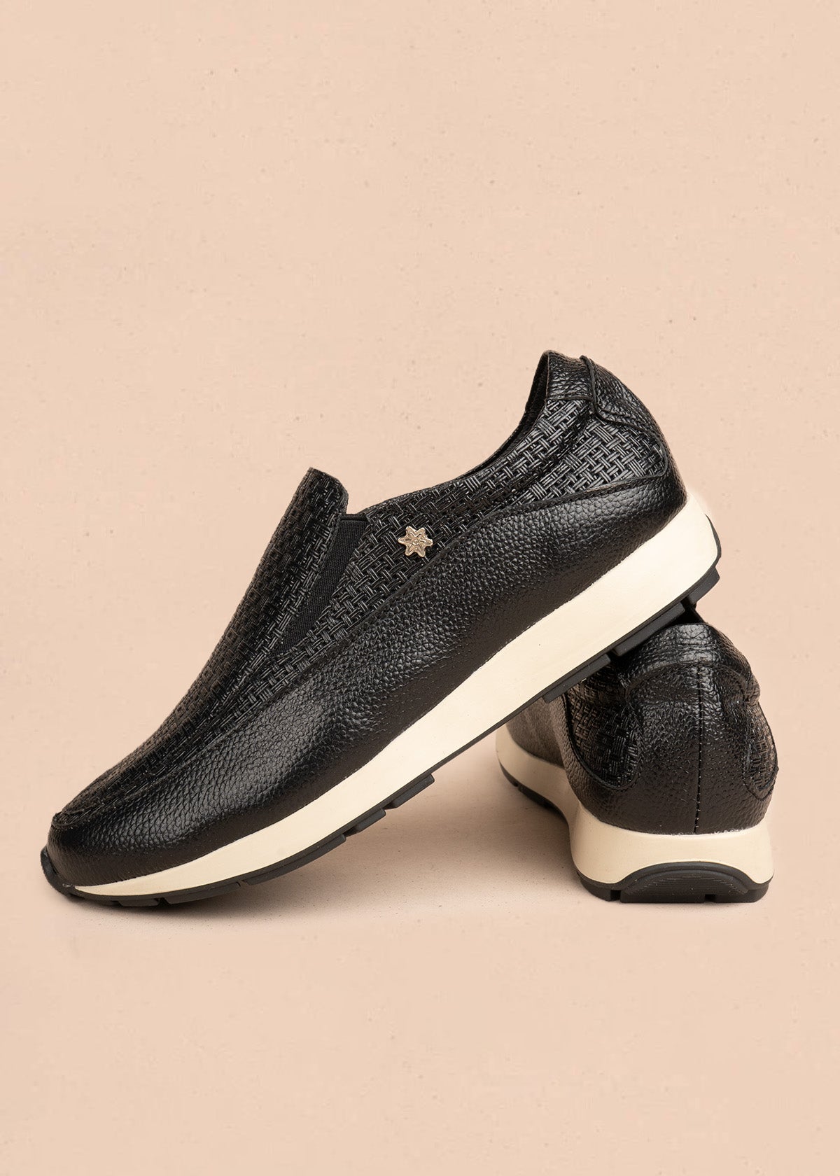 Zapatos cerrados en cuero color negro con texturizado 106474