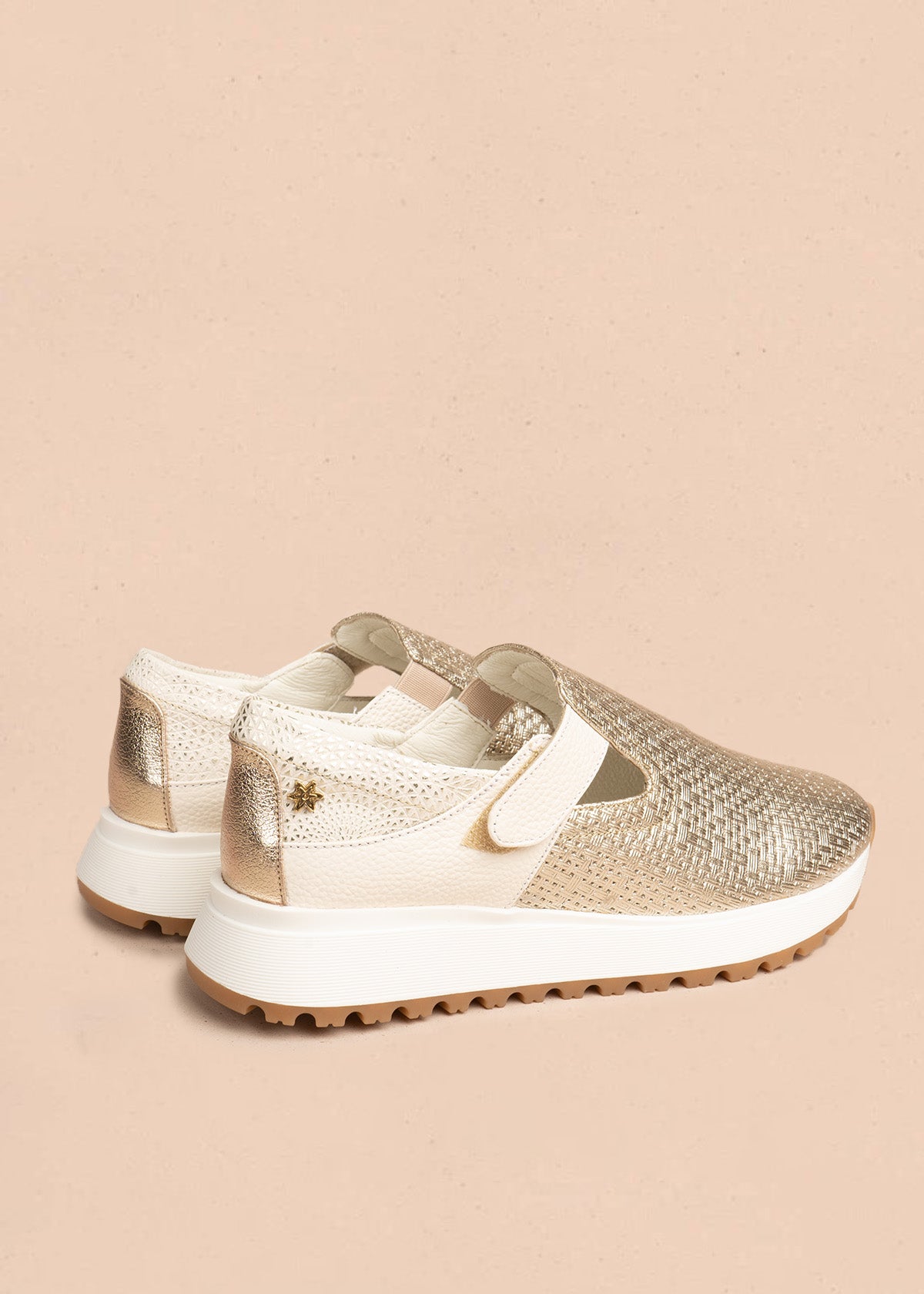 Zapatos cerrados en cuero color dorado con velcro 106475