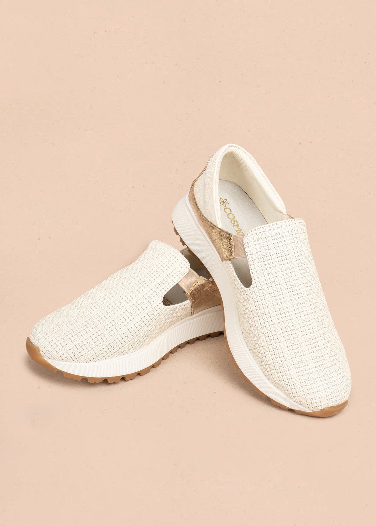 Zapatos cerrados en cuero color talco con velcro y detalles dorados 106475
