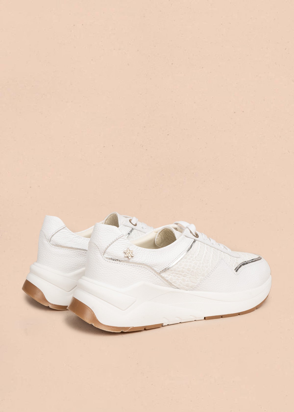 Zapatos cerrados en cuero color talco con velcro y detalles dorados 106475