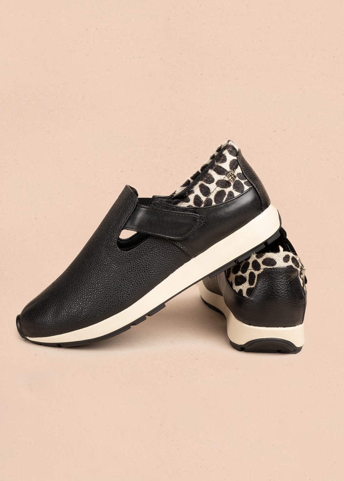 Zapatos cerrados en cuero color negro con detalle animal print 106476