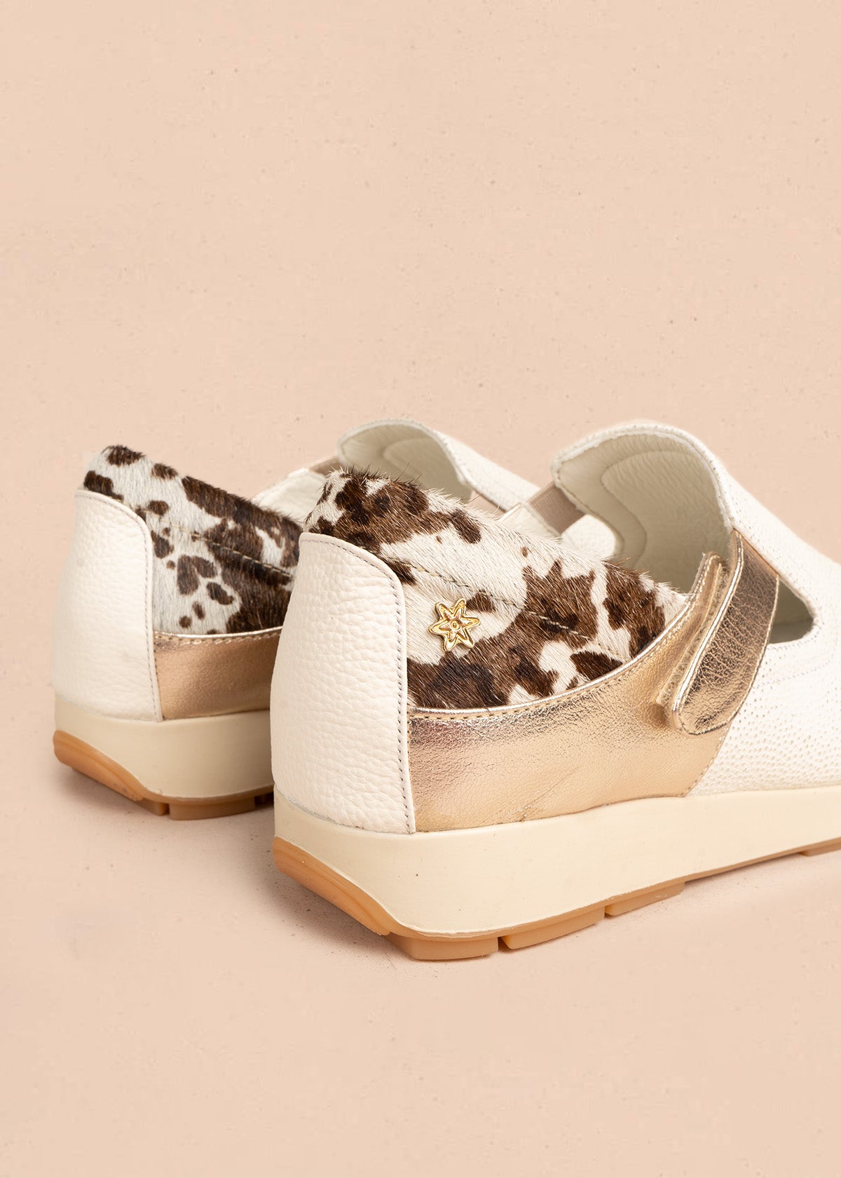 Zapatos cerrados en cuero color talco con detalle animal print 106476