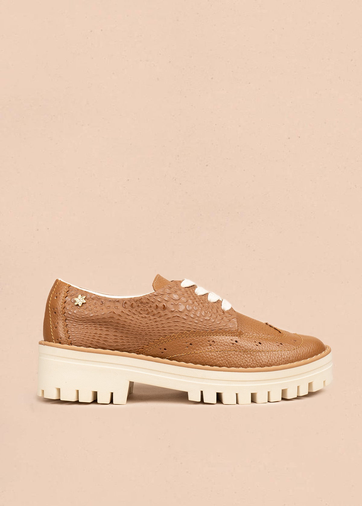 Zapatos de cuero color miel con atadura, textura pitón y perforaciones 106477