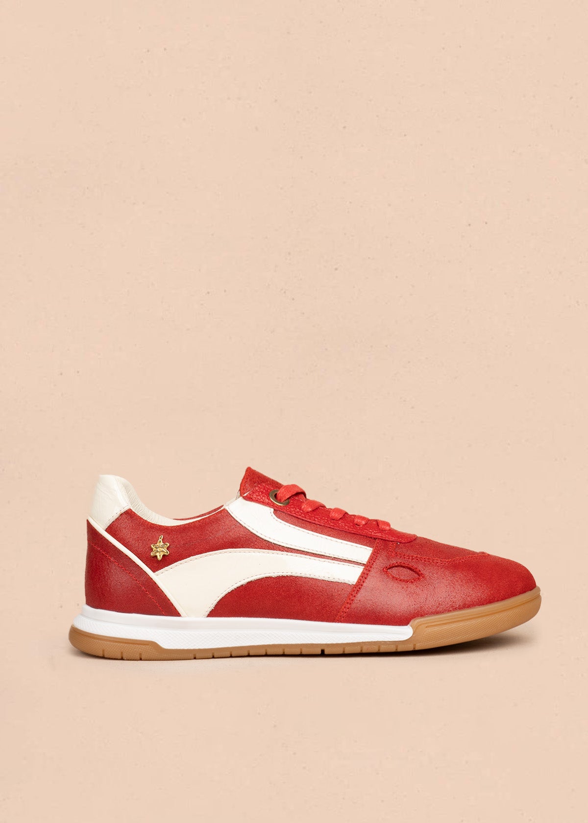 Tenis casuales en cuero color rojo con franja lateral 106478