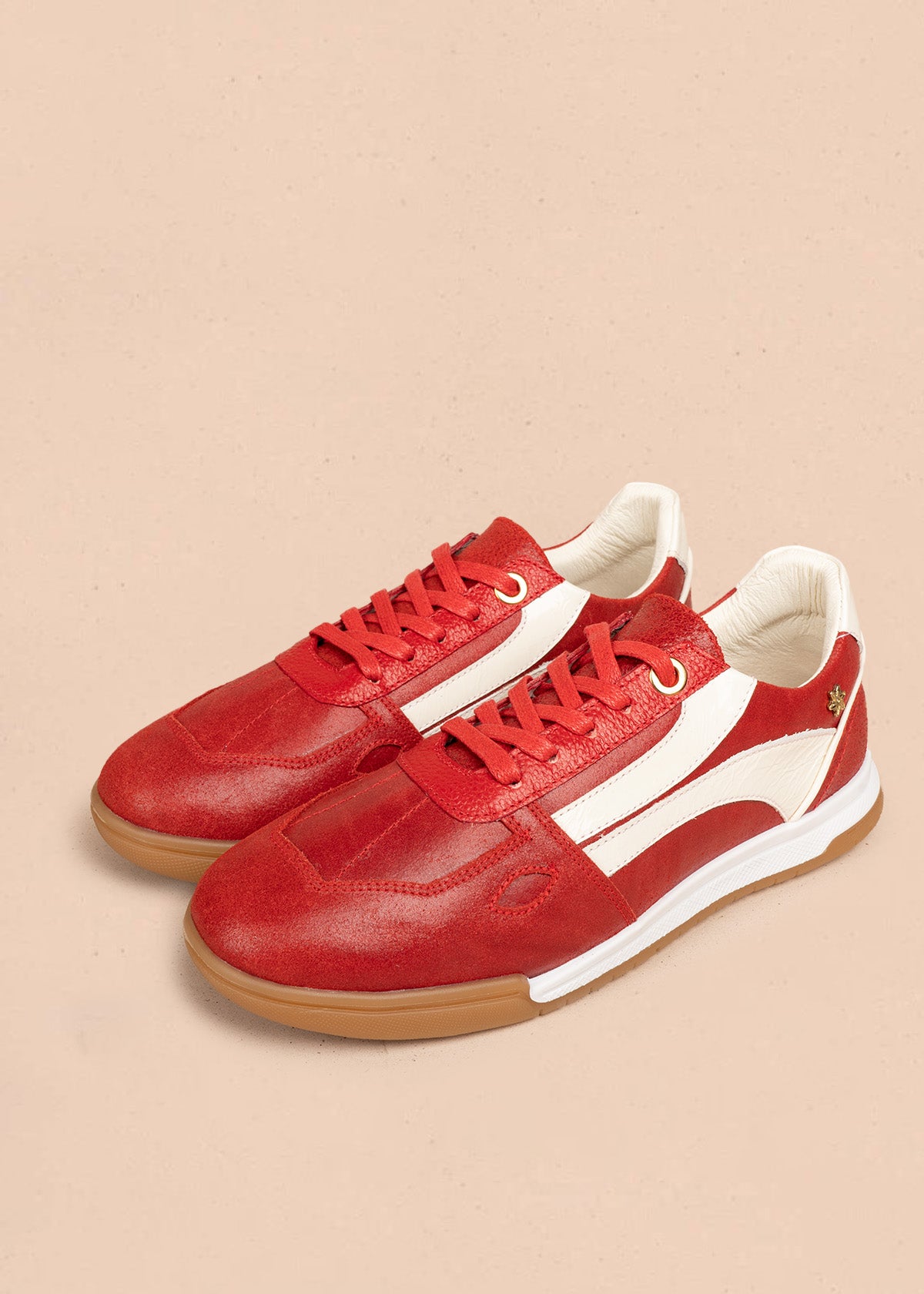 Tenis casuales en cuero color rojo con franja lateral 106478