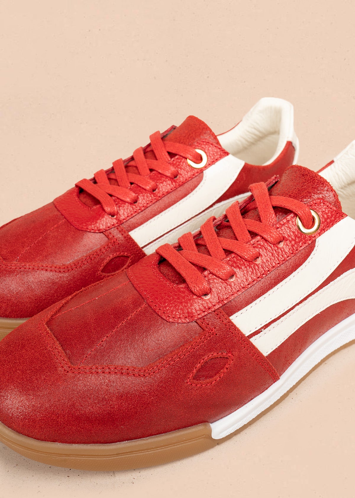 Tenis casuales en cuero color rojo con franja lateral 106478