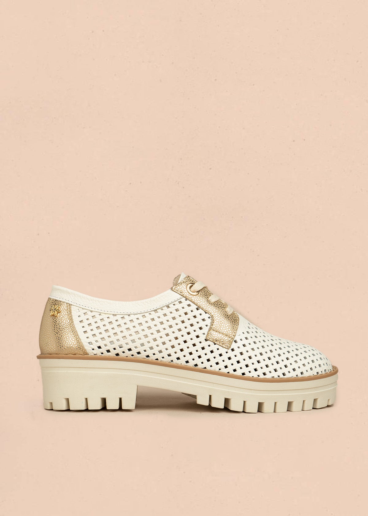Zapatos de cuero color talco con atadura diseño perforado y detalles dorados 106479