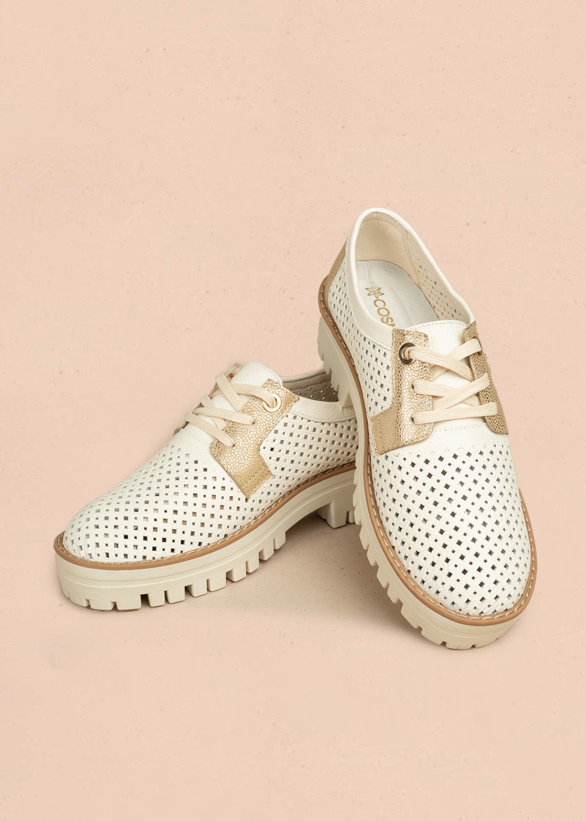 Zapatos de cuero color talco con atadura diseño perforado y detalles dorados 106479