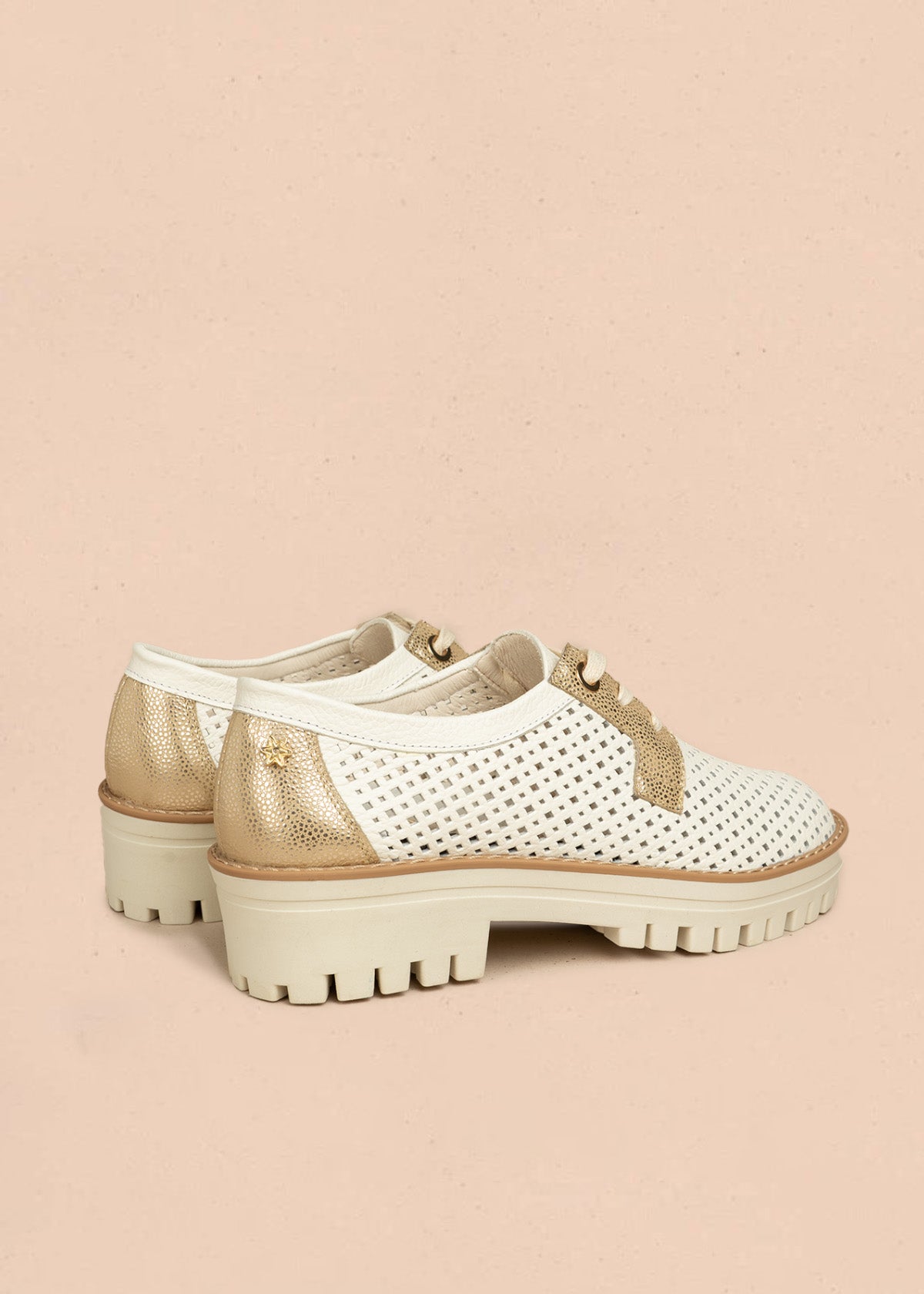 Zapatos de cuero color talco con atadura, diseño perforado y detalles dorados 106479