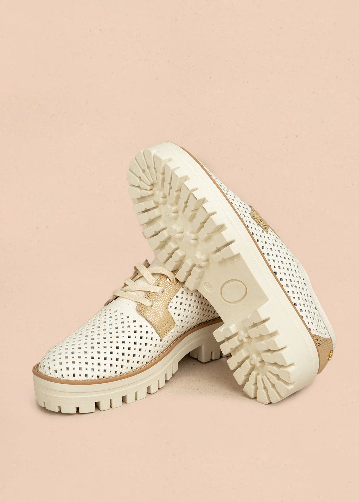 Zapatos de cuero color talco con atadura, diseño perforado y detalles dorados 106479