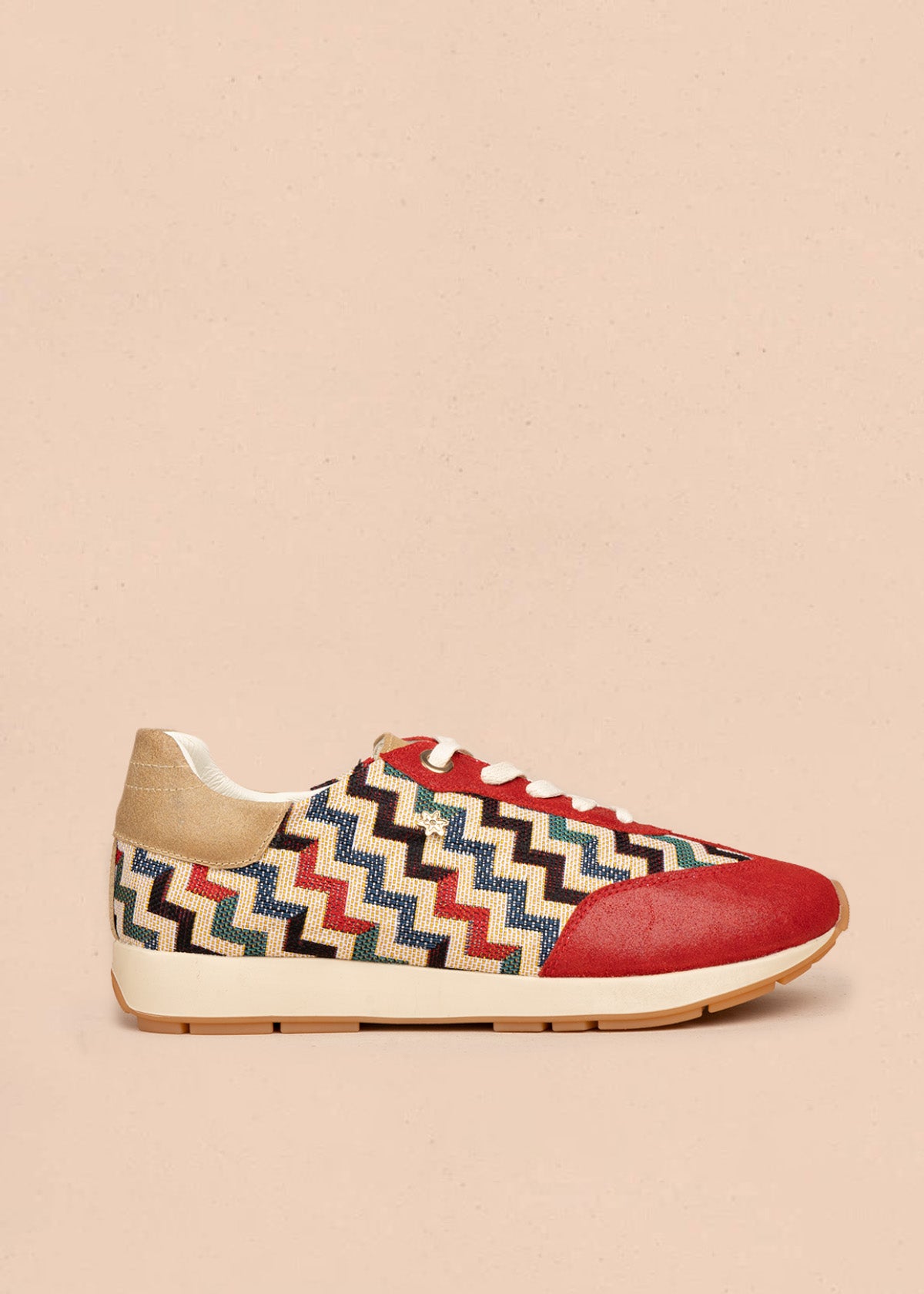 Tenis casuales en cuero color rojo con tejido en zigzag multicolor 106480