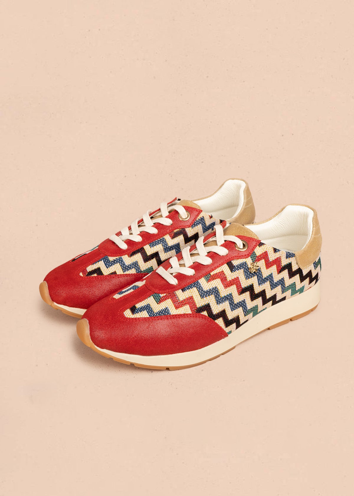 Tenis casuales en cuero color rojo con tejido en zigzag multicolor 106480
