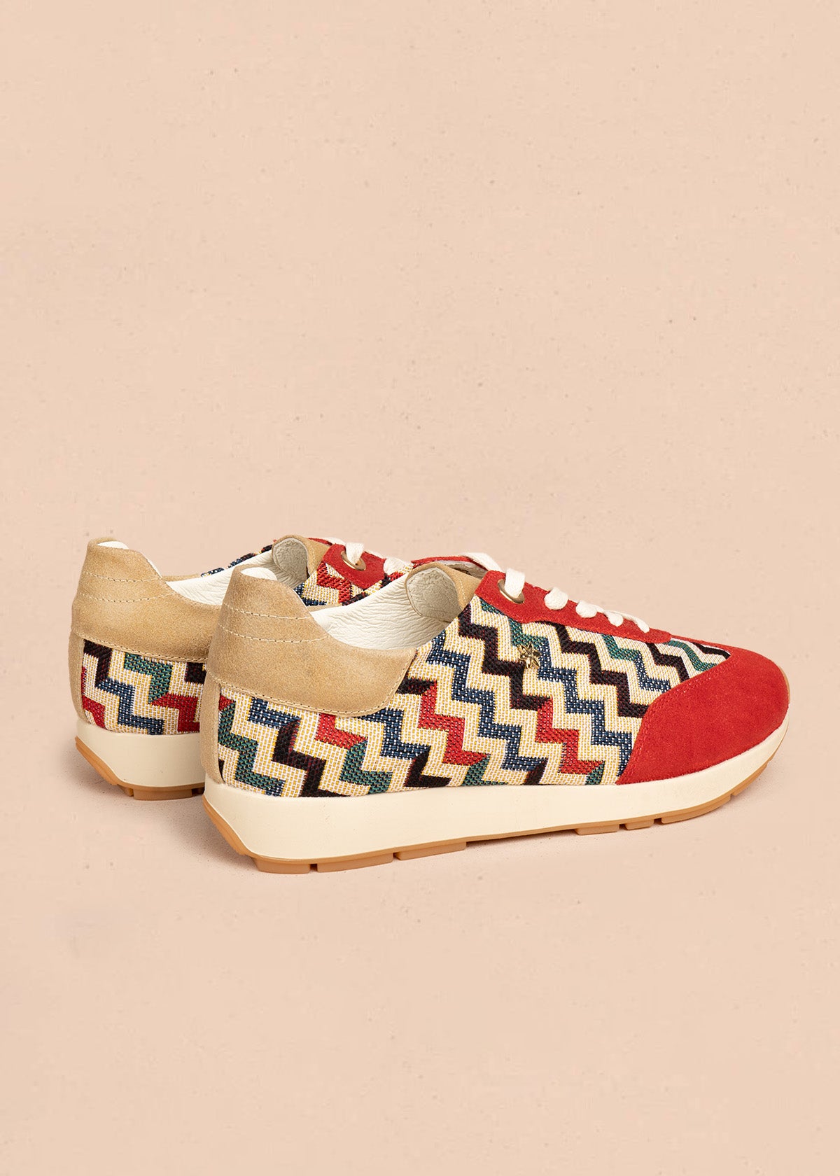 Tenis casuales en cuero color rojo con tejido en zigzag multicolor 106480
