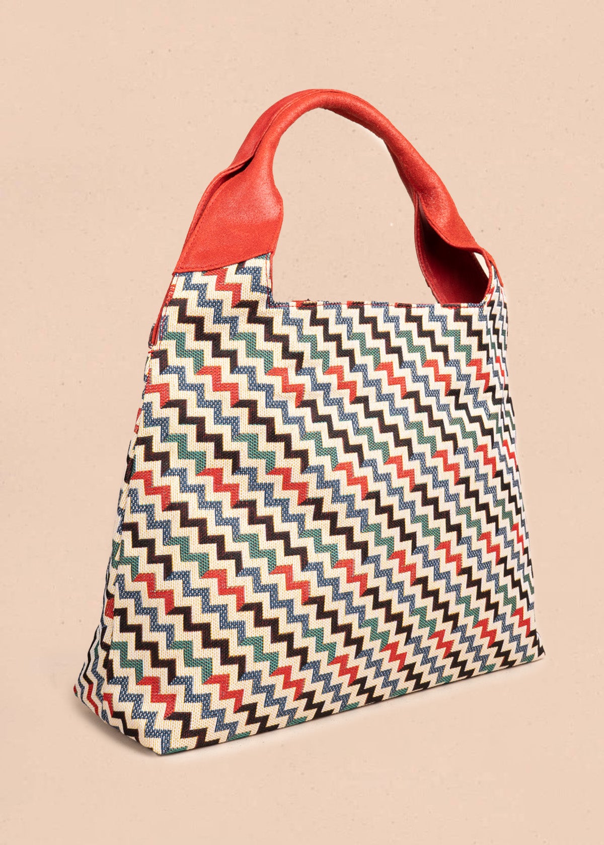 Bolso tipo shopping en cuero color rojo con diseño en zigzag y asa amplia 106481