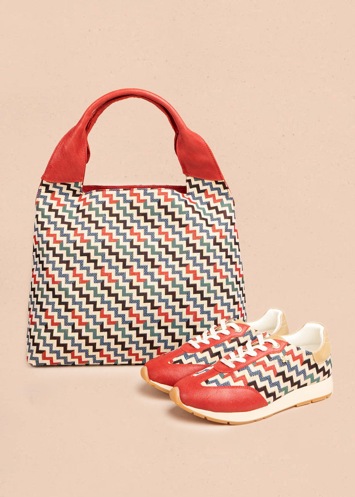 Bolso tipo shopping en cuero color rojo con diseño en zigzag y asa amplia 106481