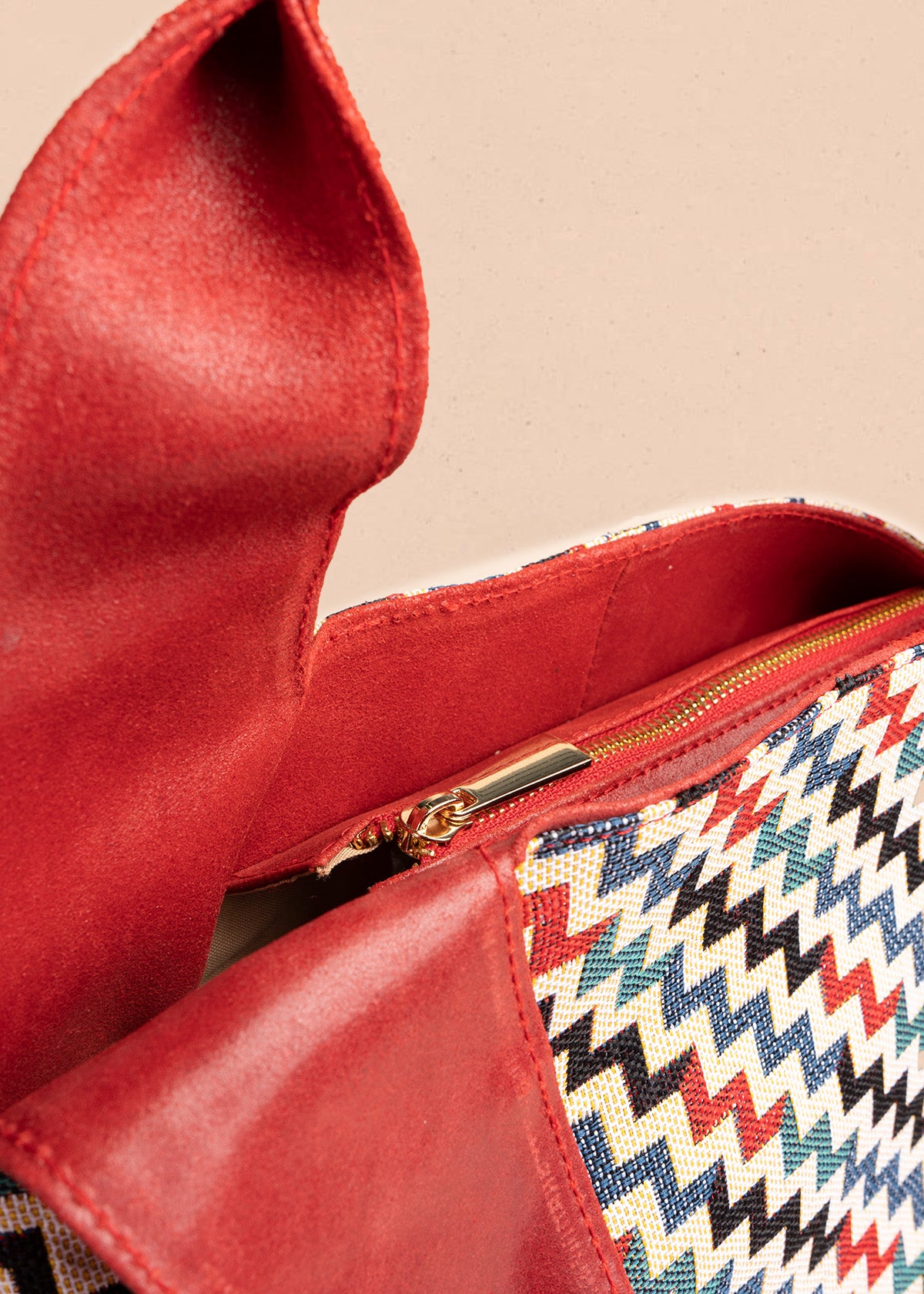 Bolso tipo shopping en cuero color rojo con diseño en zigzag y asa amplia 106481