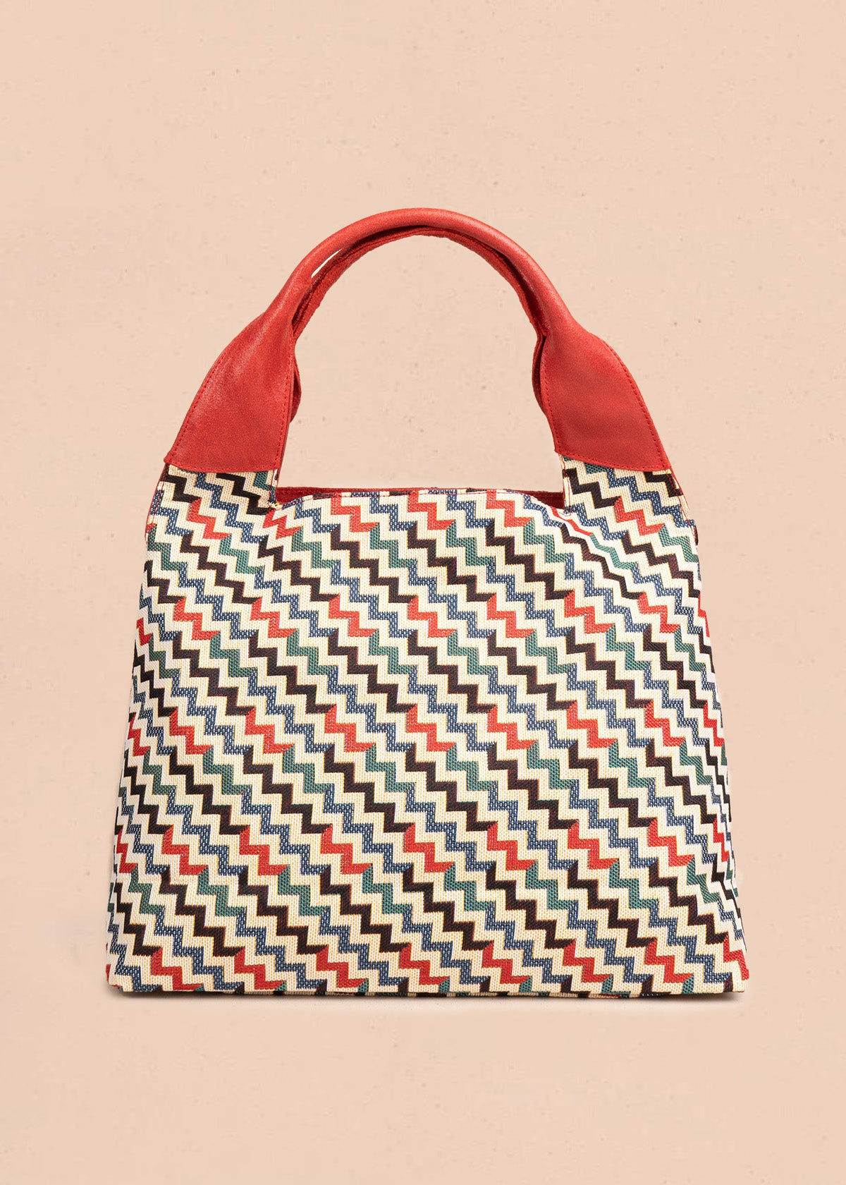 Bolso tipo shopping en cuero color rojo con diseño en zigzag y asa amplia 106481