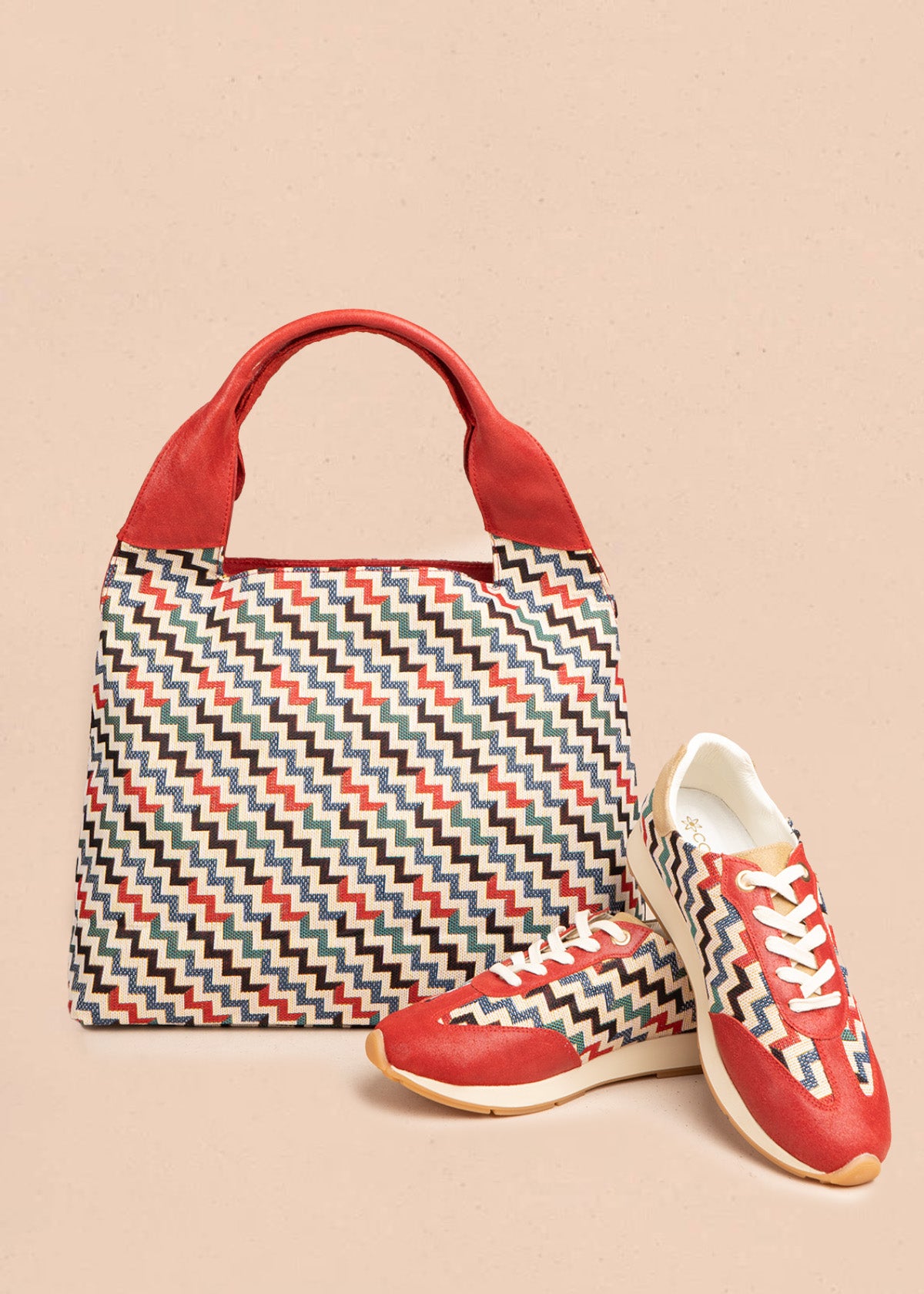 Bolso tipo shopping en cuero color rojo con diseño en zigzag y asa amplia 106481
