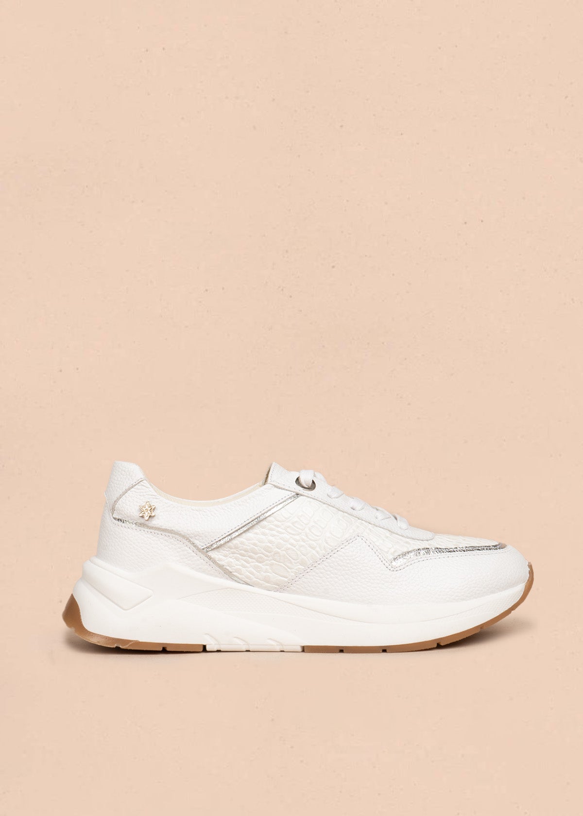 Tenis casuales en cuero color blanco con textura croco 106484
