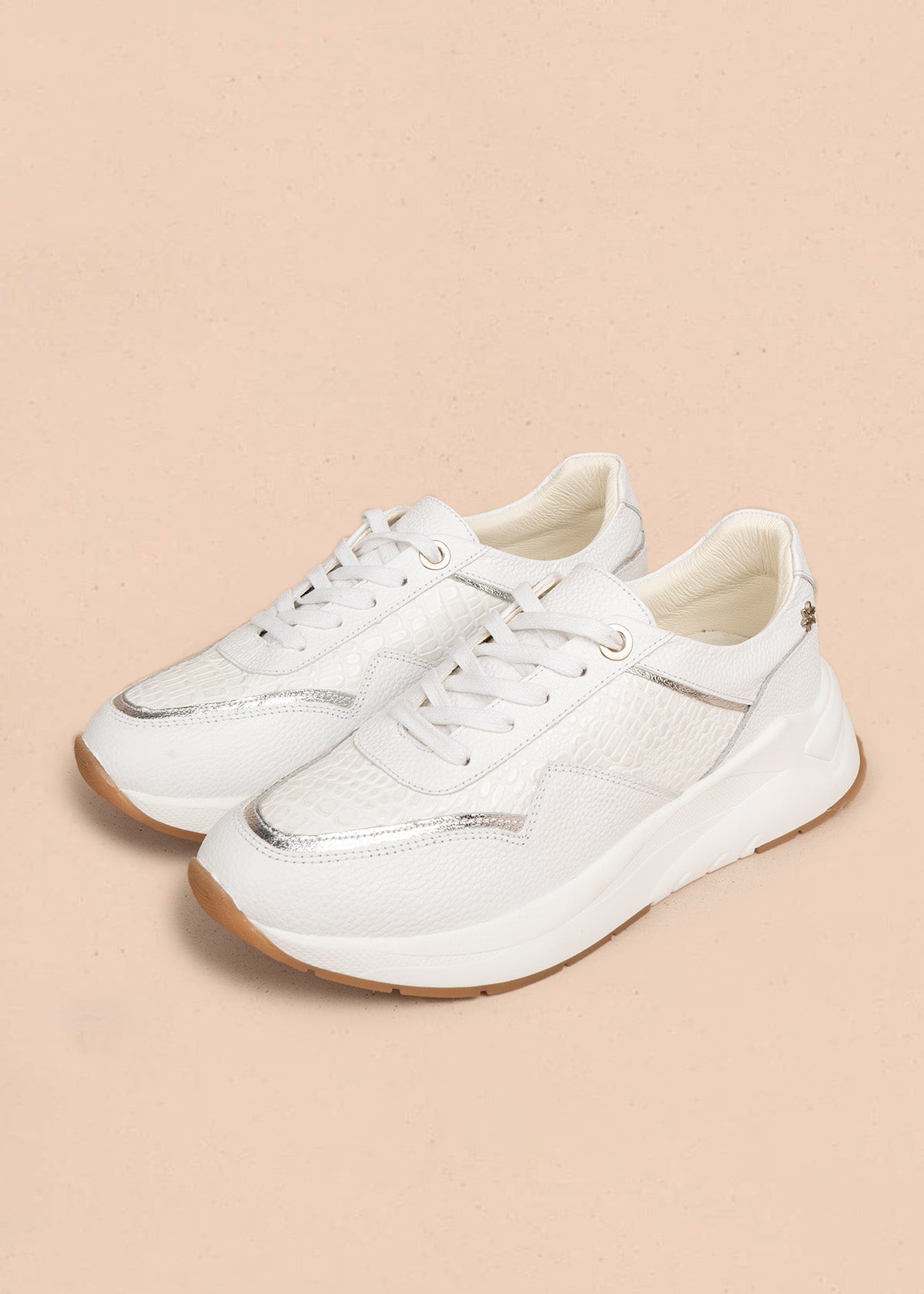 Tenis casuales en cuero color blanco con textura croco 106484
