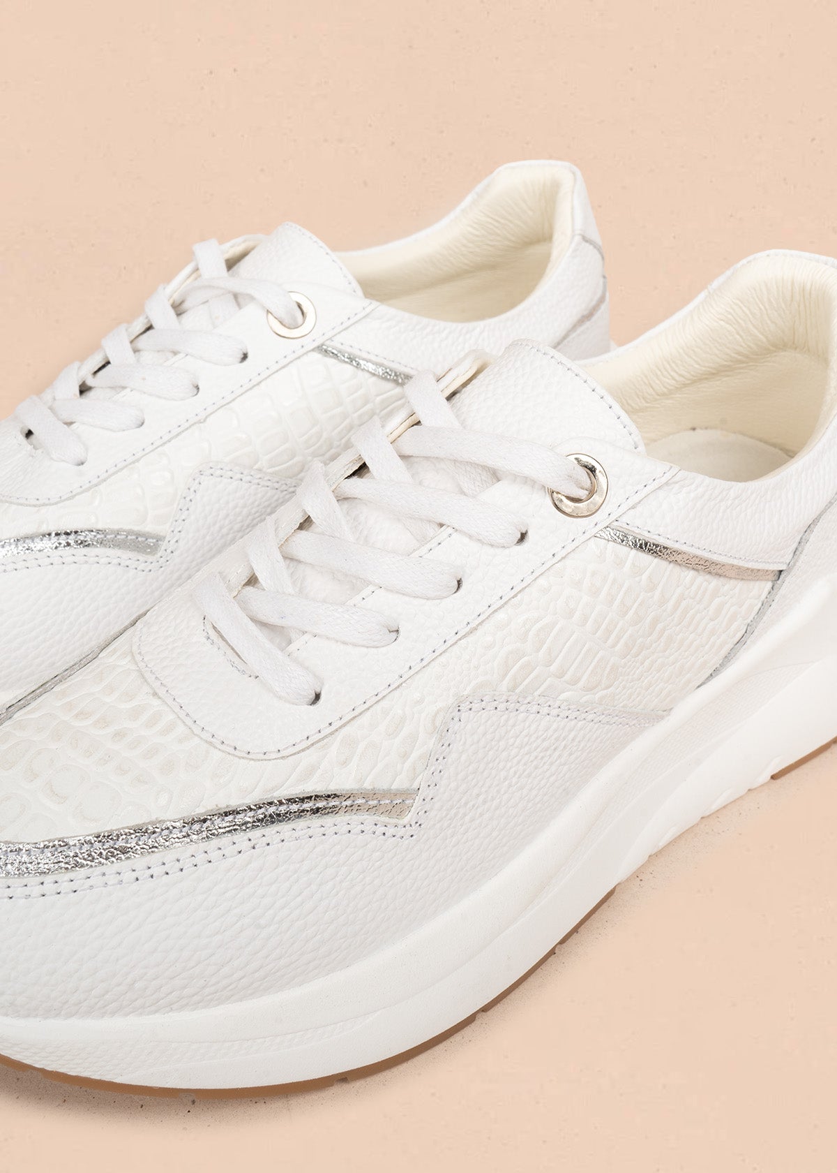 Tenis casuales en cuero color blanco con textura croco 106484